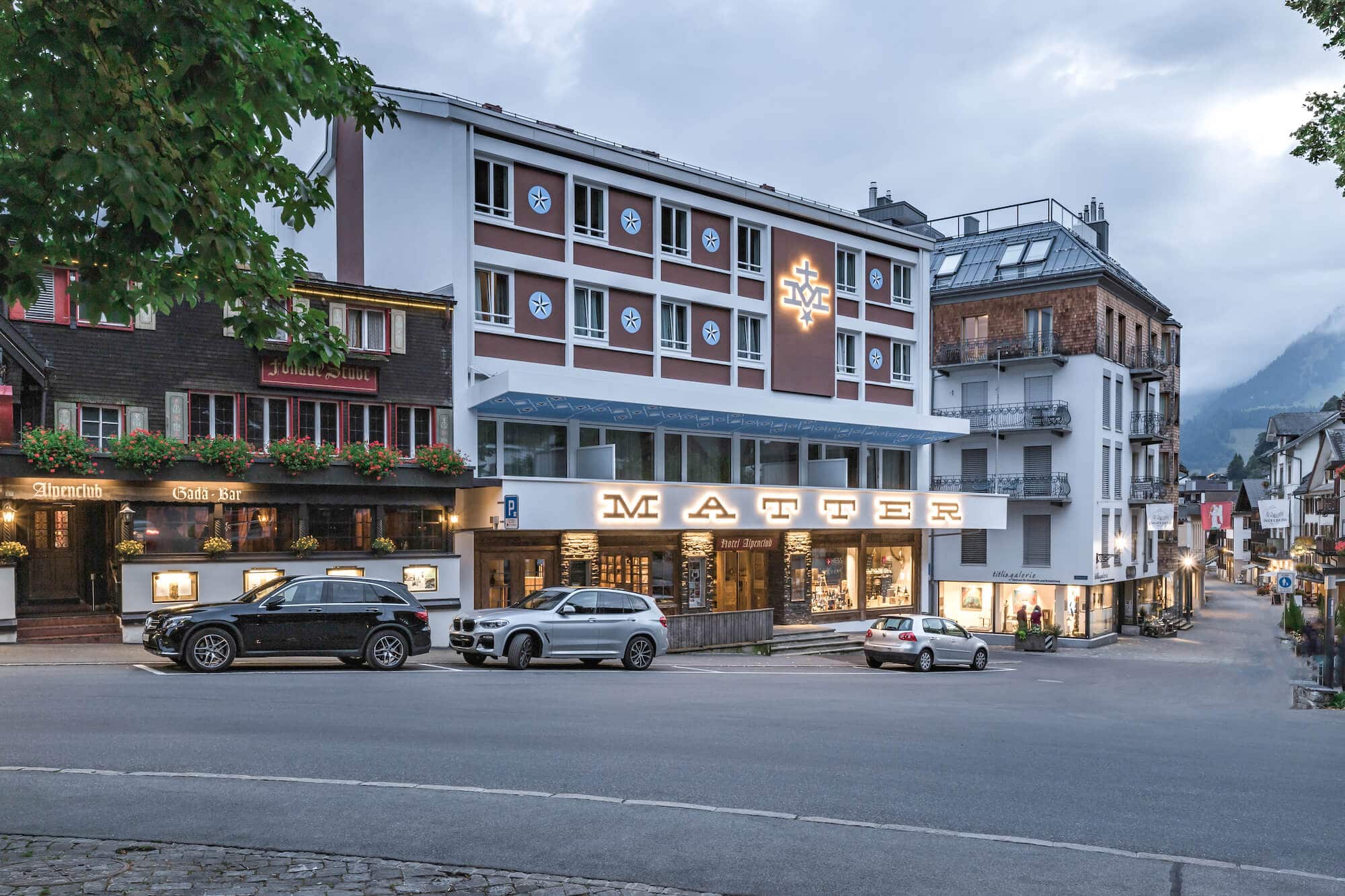 Das Matterhaus im schweizerischen Engelberg erzählt vom Beginn des Massentourismus der Nachkriegszeit. Seine Sonderstellung bezieht es aus dem Fassadenschmuck des wegweisenden Grafikdesigners Herbert Matter. Diese wurde nun im Zuge einer Renovierung wiederhergestellt.  