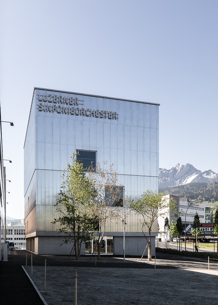 Spiegelnde Fassade des Probehaus des Luzerner Sinfonieorchesters im urbanen Kontext