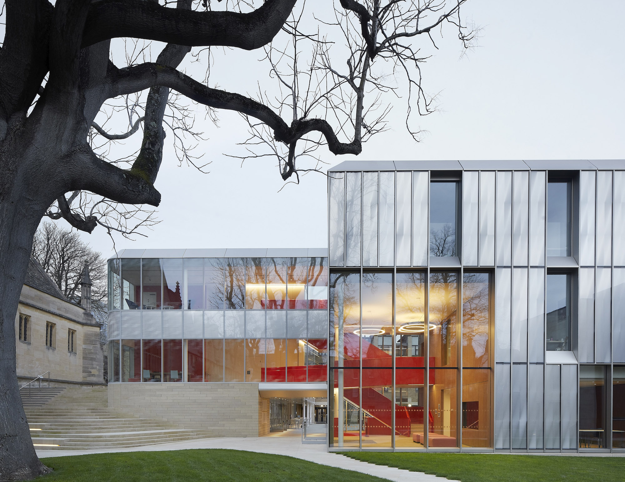 Amanda Levete Architects haben das traditionsreiche Wadham College in Oxford um einen neuen Hof ergänzt. Sie setzten zwei kompromisslos moderne Flügelbauten neben den gotischen Gründungsbau. Das Signal: Das College ist im 21. Jahrhundert angekommen.