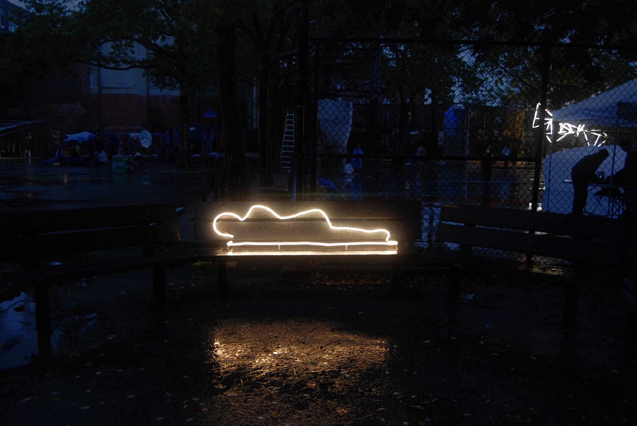 The Glowing Homeless, Greenpoint, Brooklyn 2011. Neonskulptur der Künstlerin Fanny Allié. Foto: ©Fanny Allié