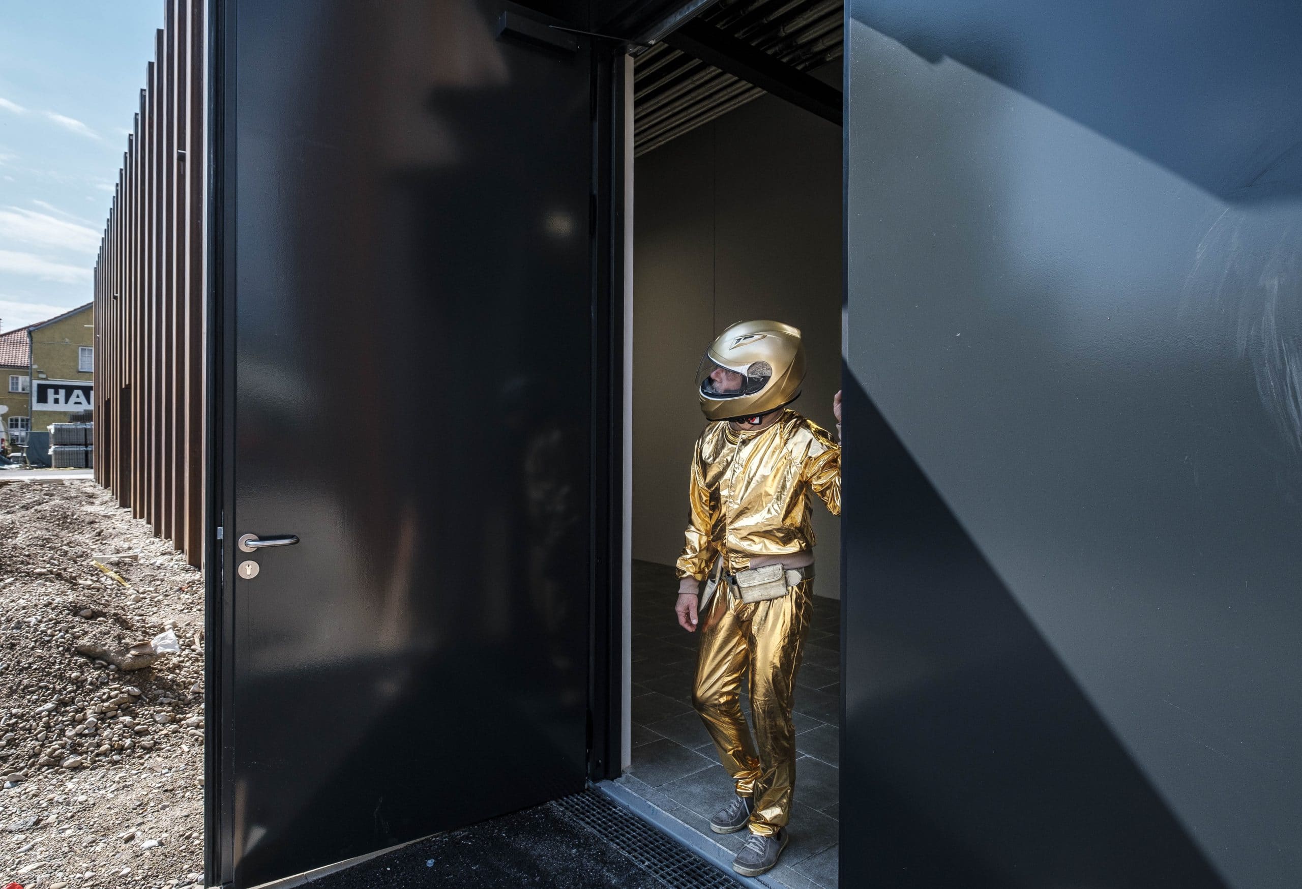 Ein „Local Alien“ an der Tür zum neuen Schwere Reiter-Saal im Kreativquartier München. Foto: Franz Kimmel