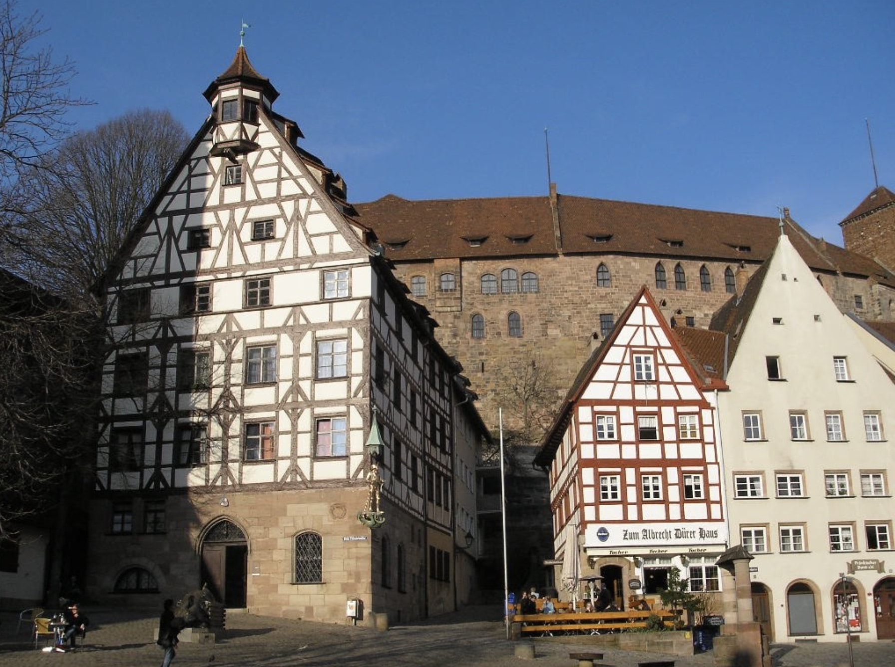 Das Pilatushaus (links) beim Tiergärtnertor in Nürnberg. Das stattliche Bürgerhaus aus der Spätgotik steht seit Jahren leer. Jetzt sanieren es die Altstadtfreunde e. V.; Foto: Wikimedia Commons / Gryffindor