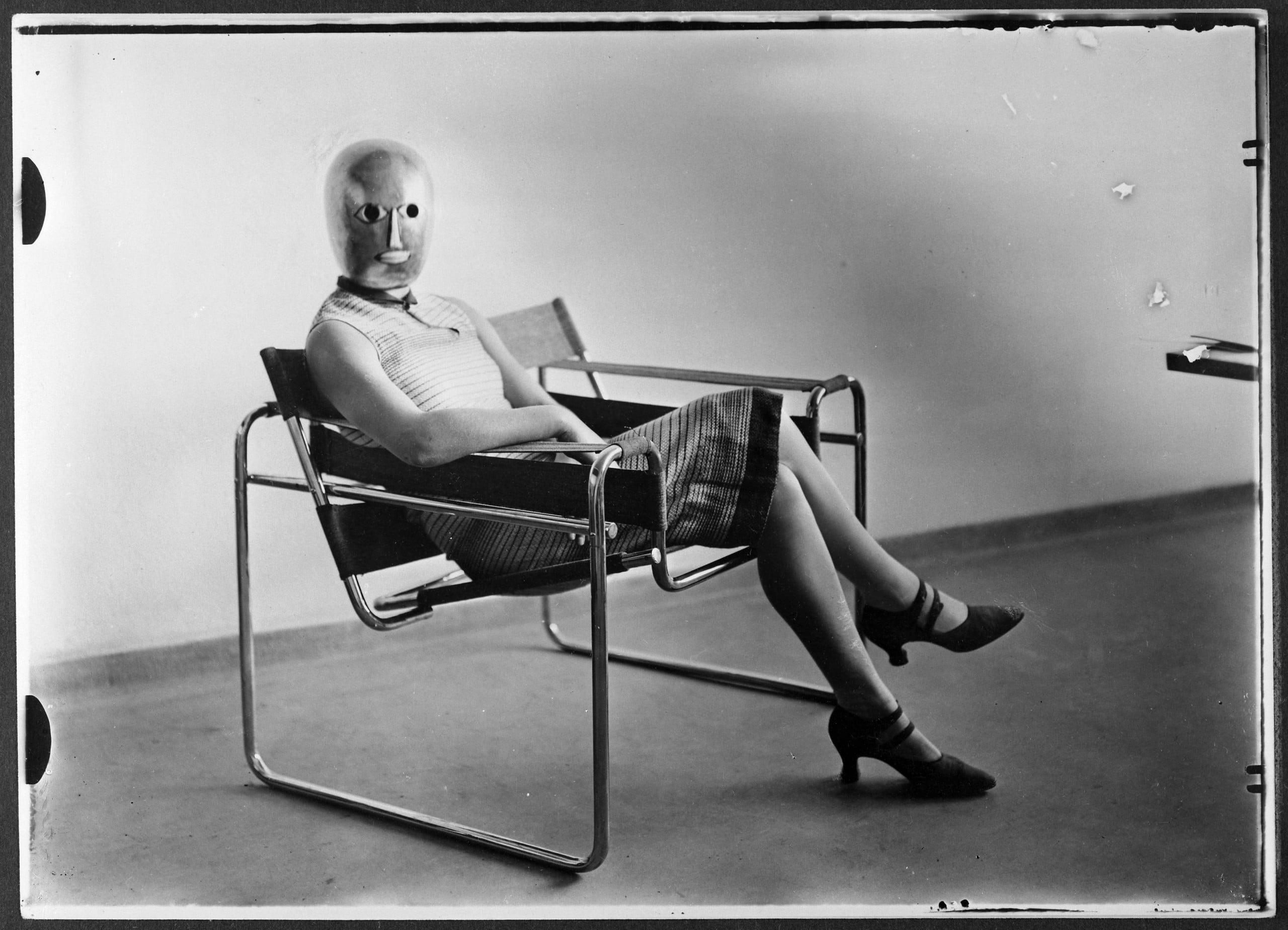 Schwarzweissfotografie einer weiblichen Person auf einem Sessel