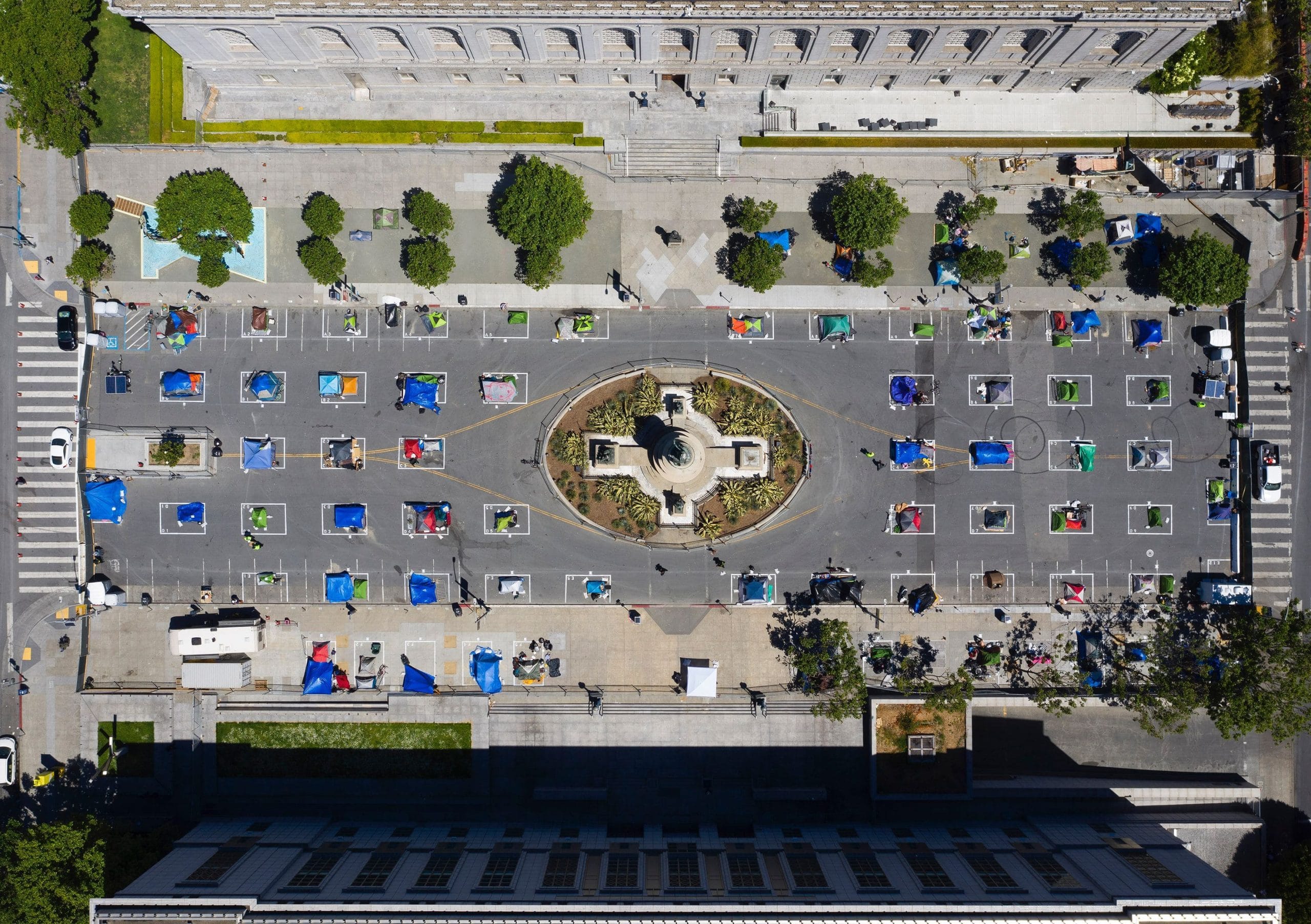 Erstes befristet genehmigtes Zeltlager für Obdachlose, Fulton St., San Francisco 2020. Foto: ©Christopher Michel