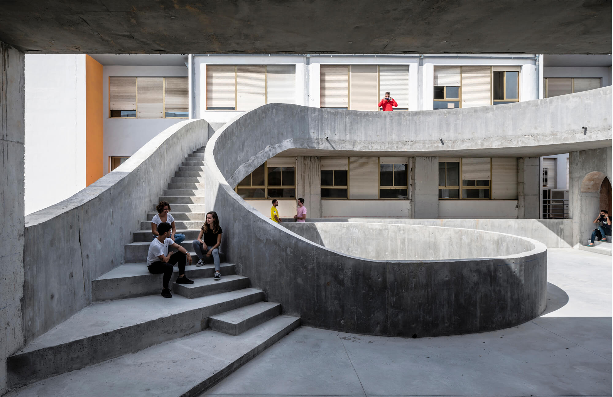 Treppenaufgang im Hof, Fakultät für bildende Künste der Universität Malaga, DJarquitectura, Foto: Jesus Granada