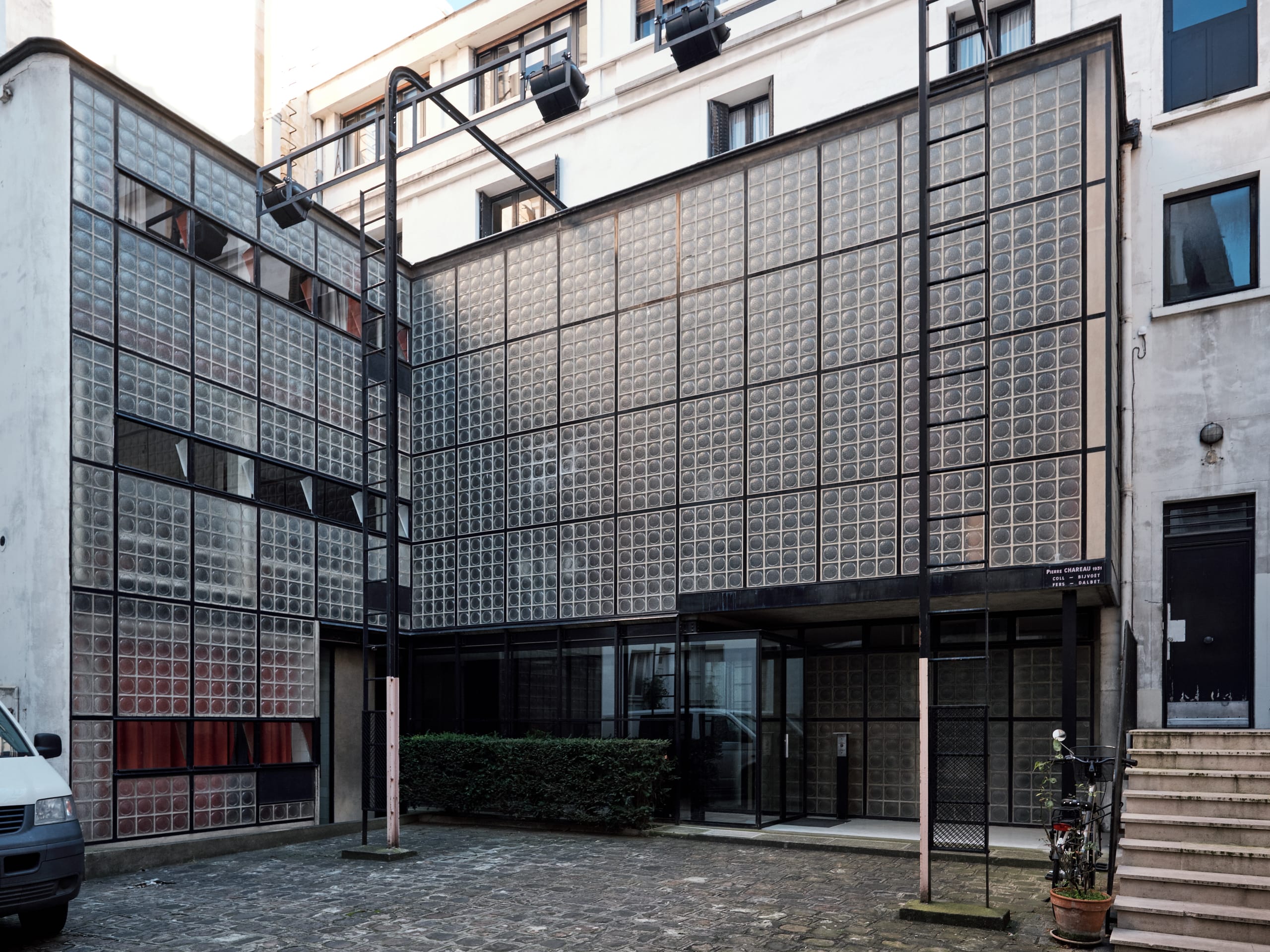Blick auf ein Gebäude, das fast vollständig aus Glasbausteinen besteht. Pierre Chareau, Maison de Verre, Paris, Foto: August Fischer, CC BY-ND 2.0, via flickr