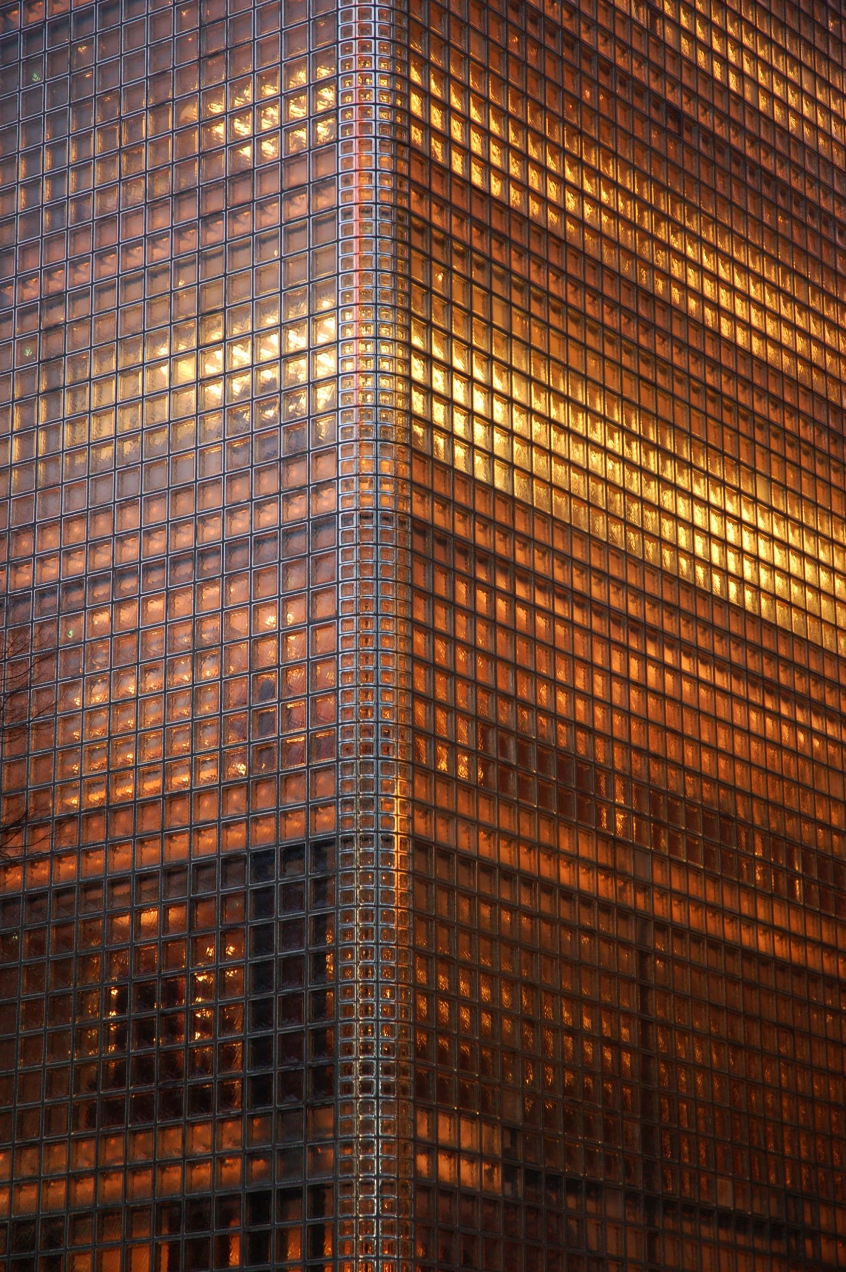 Detail eines Fassade, die vollständig aus orange leuchtenden Glasbausteinen besteht. Renzo Piano, Maison Hermès, Tokio, Detail, Foto: japanese_craft_construction, CC BY 2.0, via flickr