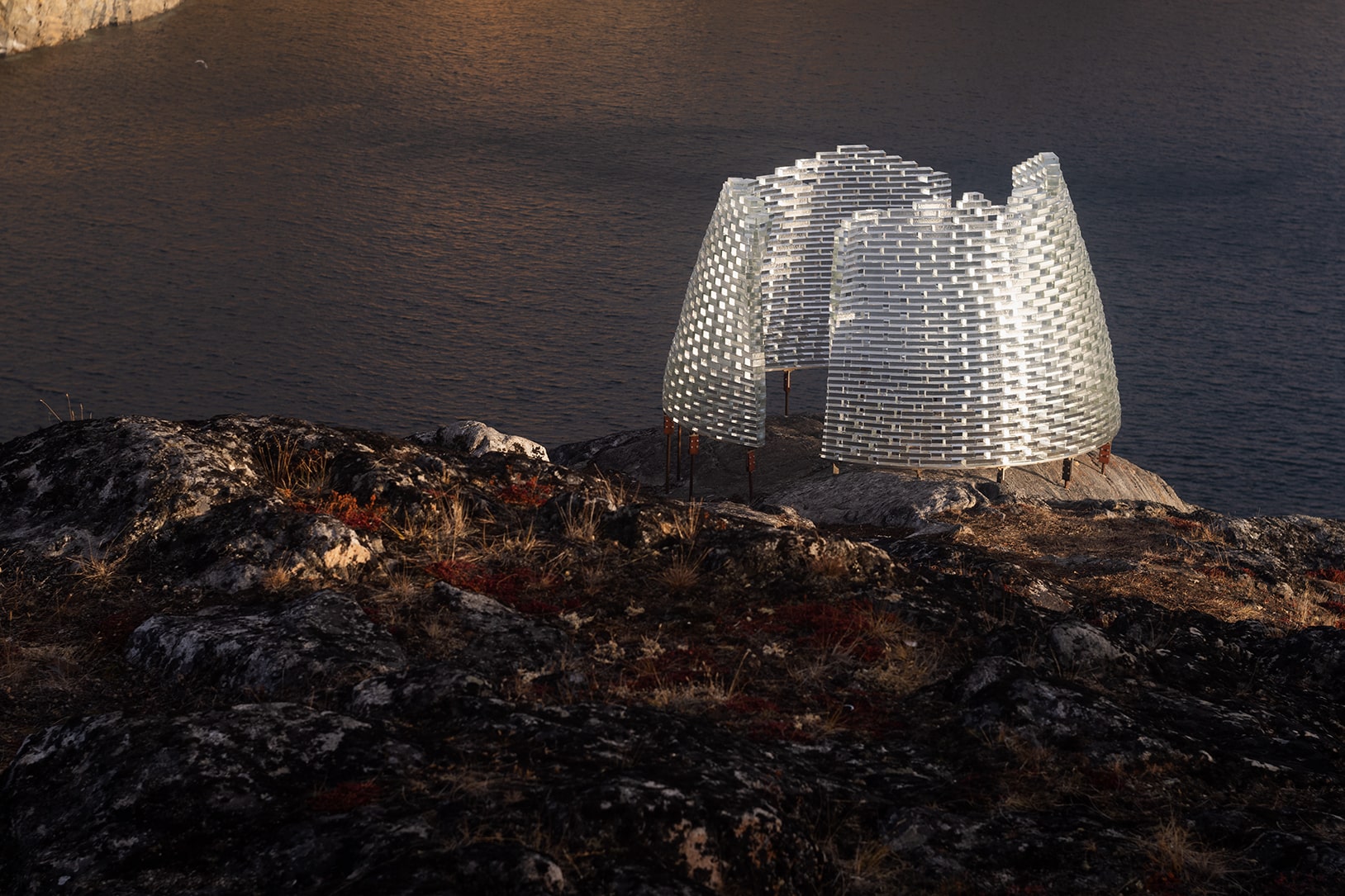 Architekt Konstantin Ikonomidis hat für die Unesco den Qaammat Fjeld Pavilion in Grönland aus Glasbausteinen entworfen. Foto: Julien Lanoo