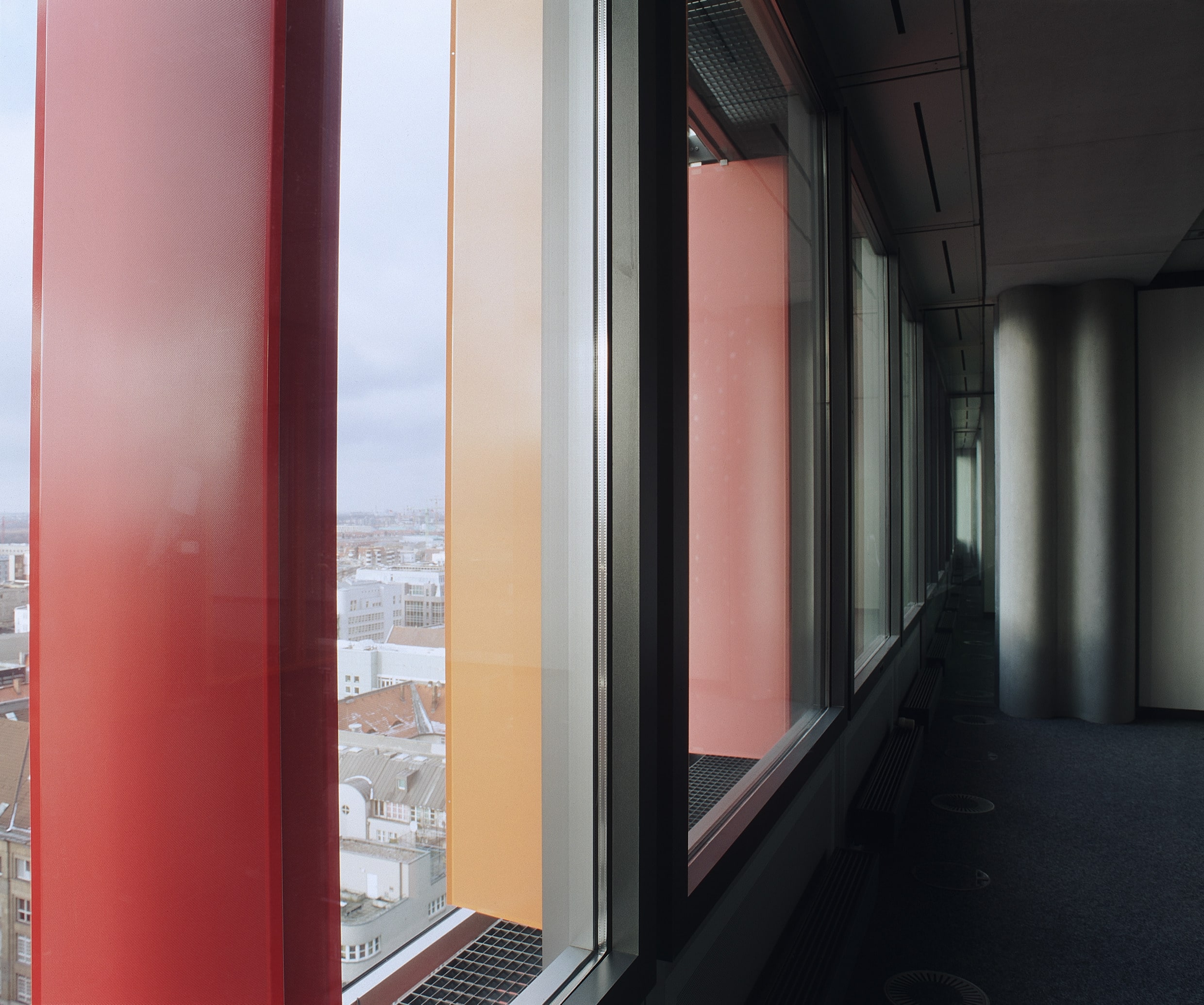 Die ehemalige GSW-Hauptverwaltung, heute eher bekannt als Rocket Tower Berlin, soll eine neue Fassadengestaltung erhalten, die vom ursprünglichen Entwurf abweicht. Sauerbruch Hutton, die unsere aktuelle Juni-Ausgabe gastkuratiert, will die „grobe Entstellung des Gebäudes“ verhindern – mit einer Online-Petition. Foto: Annette Kisling