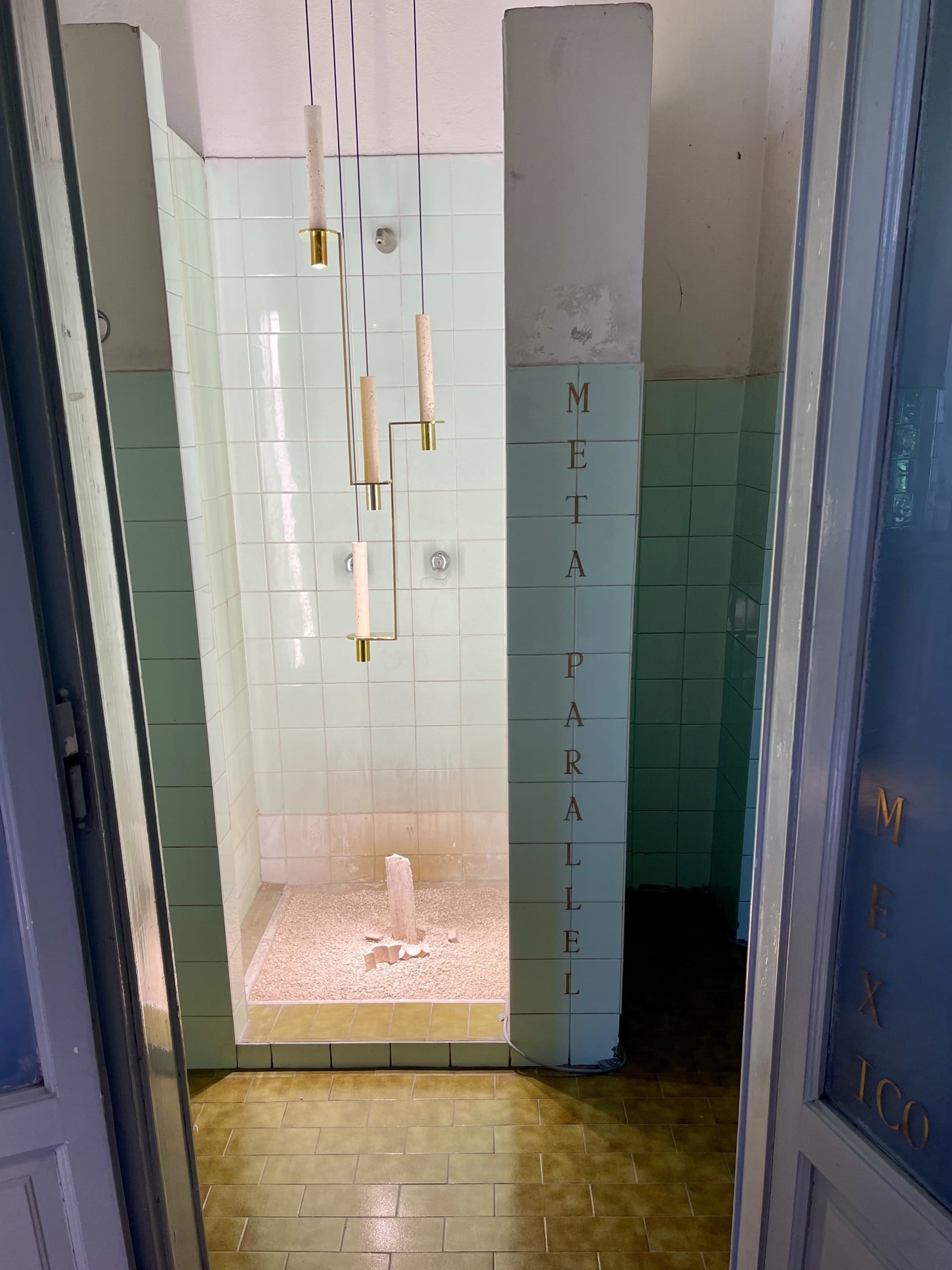 Blick in eine Installation in einem alten Badraum. Alcova 2022, Foto: Baumeister/Fabian Peters