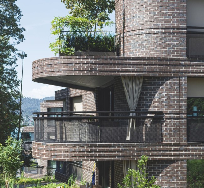 Blick auf ein Apartmentkomplex mit dunkler Klinkerfassade