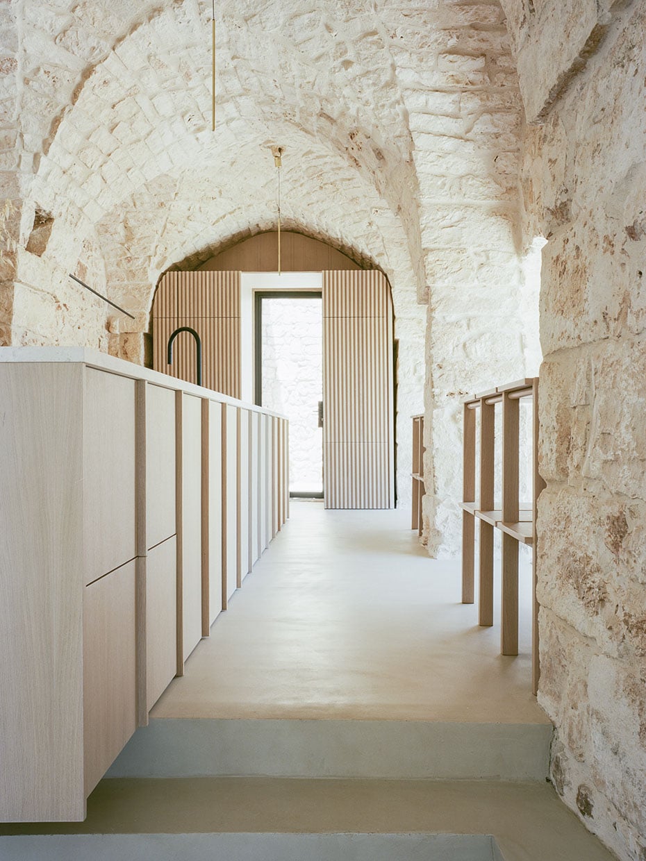 Blick in einen Innenraum mit gemauerten Wänden und gewölbter Decke, links im Bild ein Küchenmöbel. Valari, Masseria Belvedere, Carovigno, Foto: ©Lorenzo Zandri