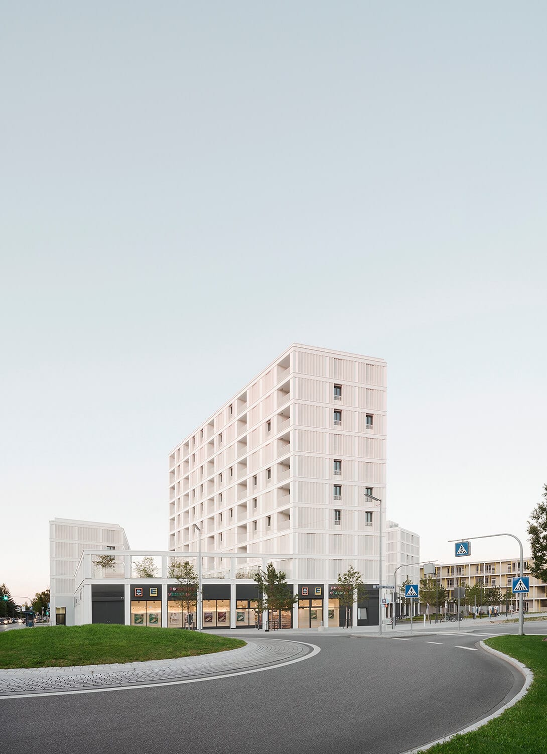 Allmann Sattler Wappner Architekten haben an der Paul-Gerhardt-Allee in München ein neues Wohn- und Geschäftshaus fertiggestellt. Foto: ©Brigida González