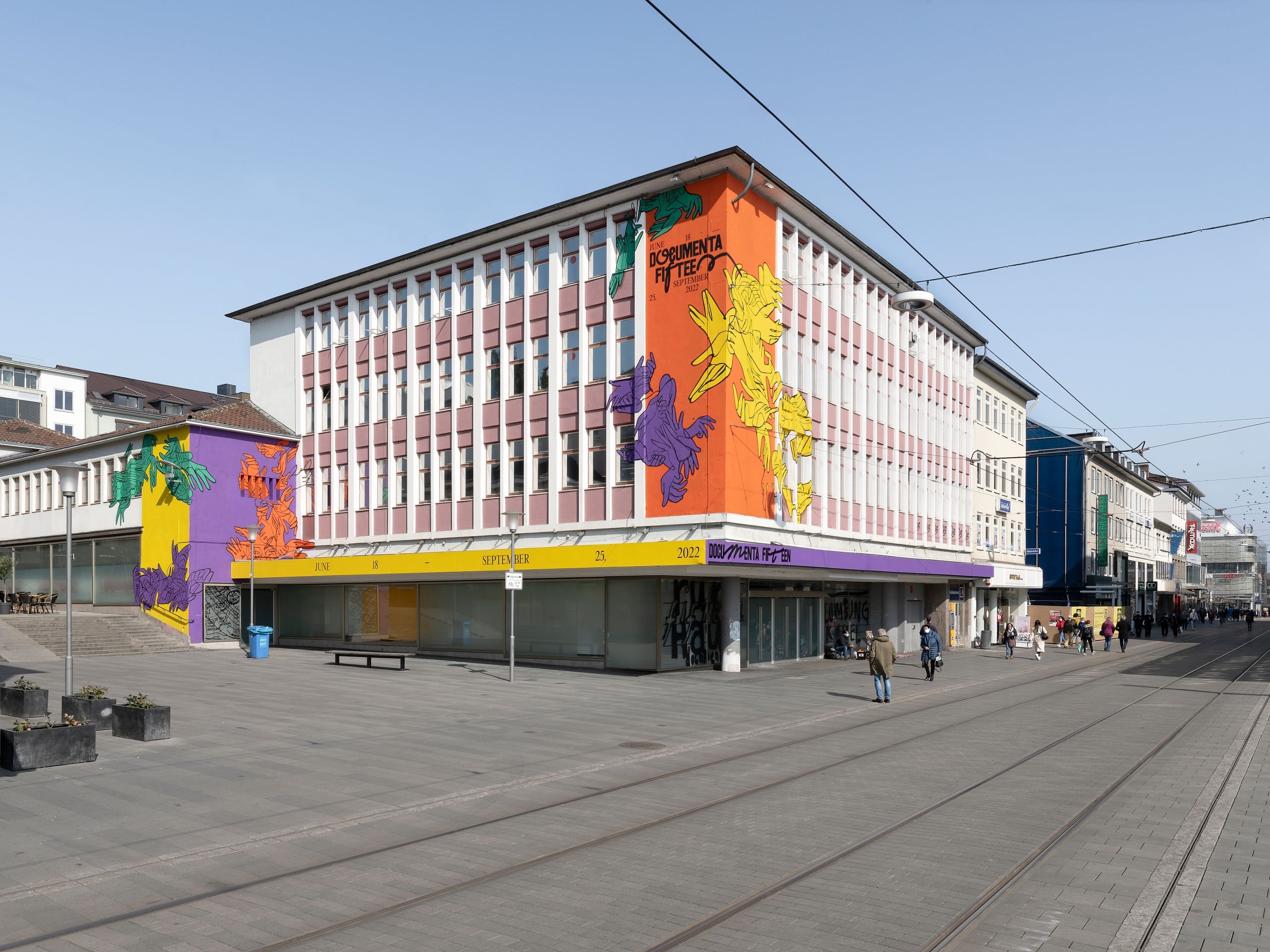 Blick auf ein Gebäude mit bunten Malereien auf der Fassade. documenta fifteen, ruruHaus, Kassel, 2021, Foto: Nicolas Wefers