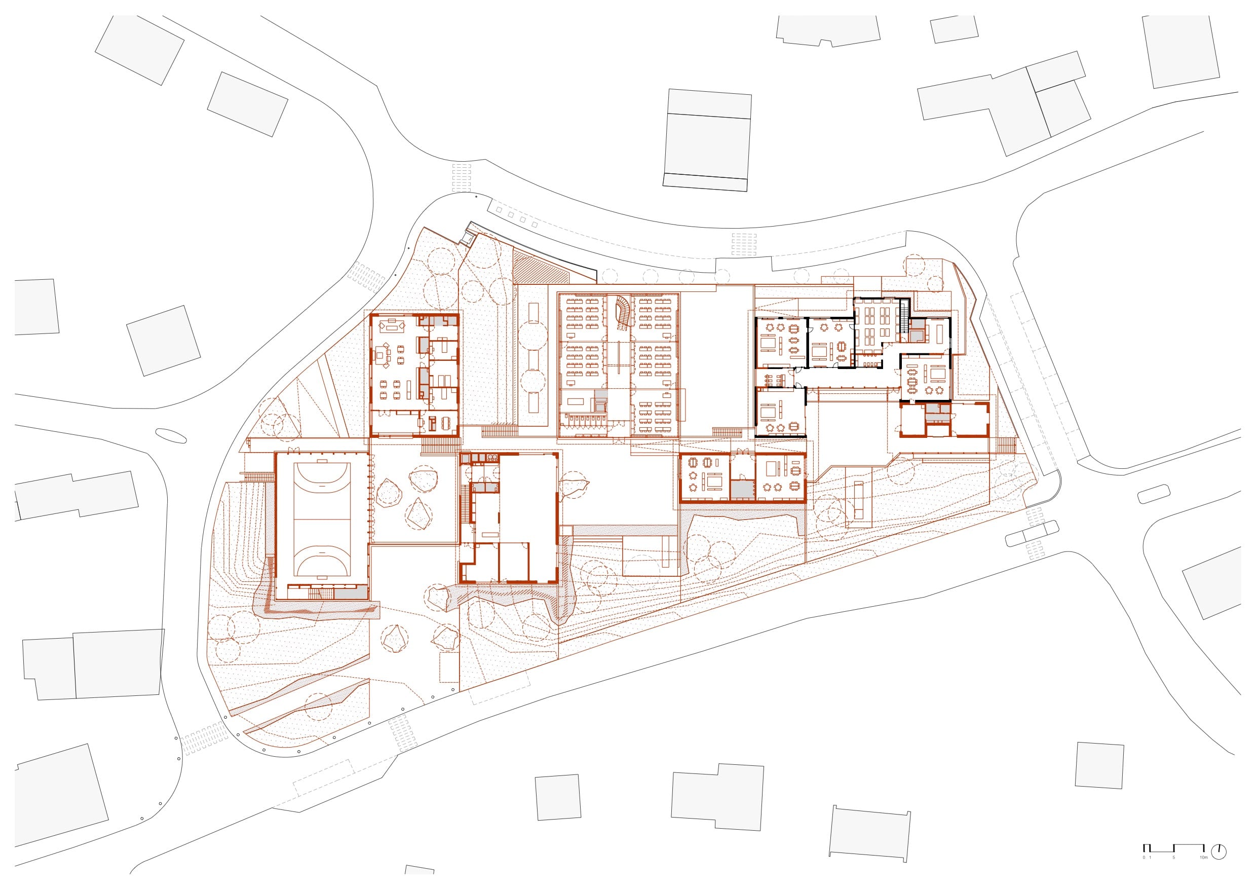 Plan eines unregelmäßig geschnittenen, viereckigen Grundstücks mit mehreren Gebäuden, Linien der Gebäude in Rot. Zeichnung: PNG, Julien Boidto, Emilien Robin