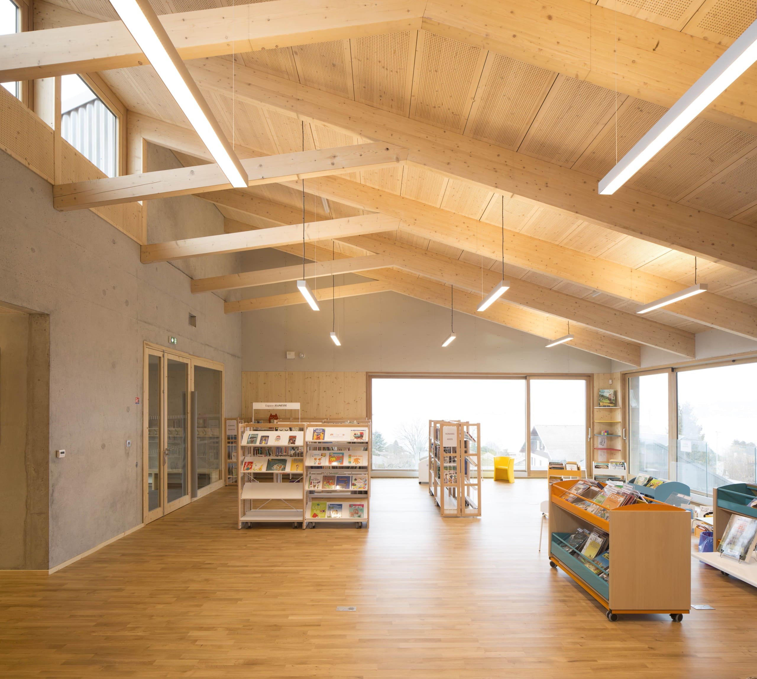 Blick in einen Bibliotheksraum mit Holzdecke, PNG, Julien Boidot, Emilien Robin, Schulzentrum Neuvecelle, Foto: Clément Guillaume