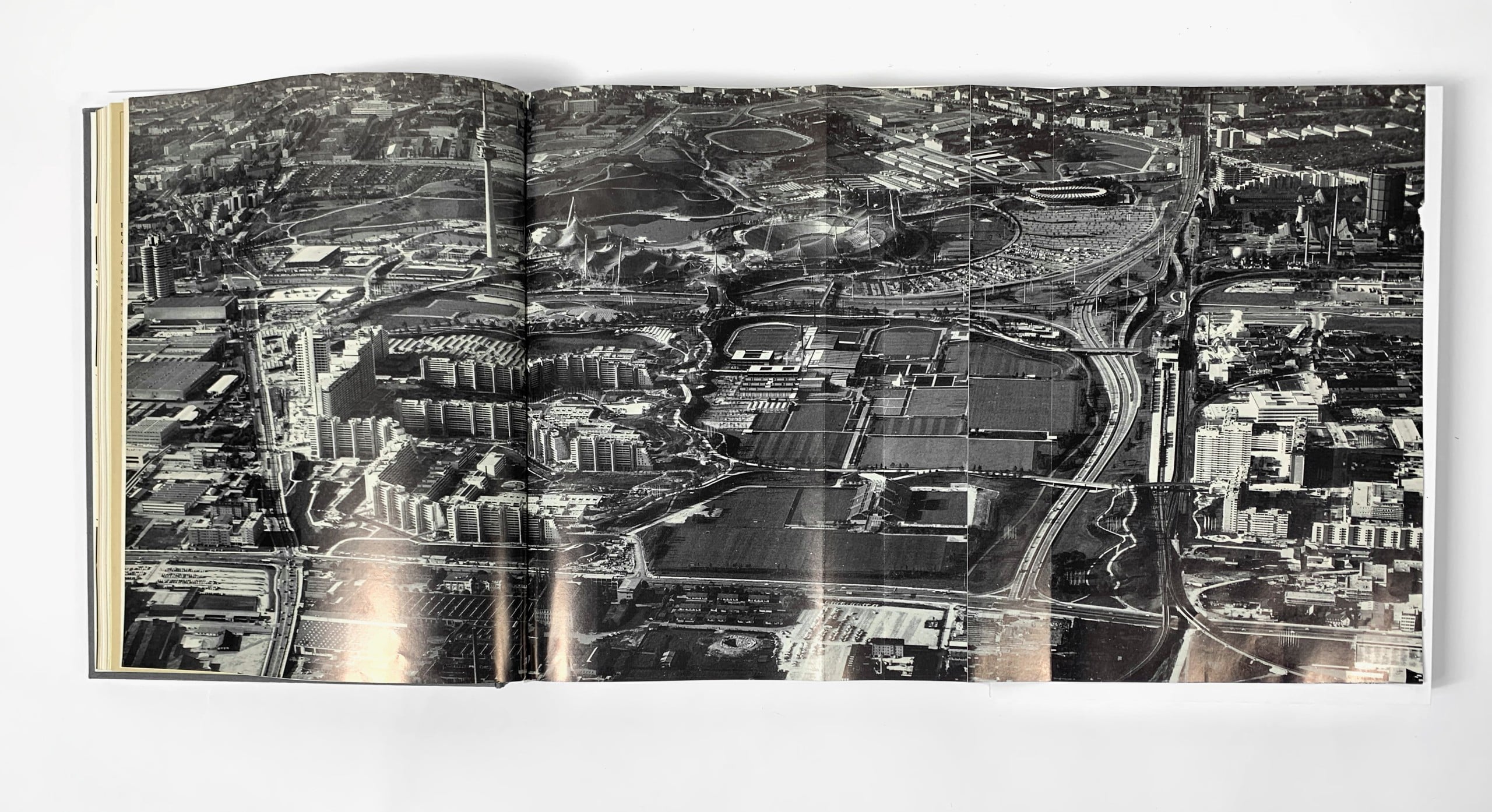 Schwarz-Weiße Luftaufnahme des Olympiageländes in München. Aus Baumeister 8/1972, Seiten 840 und 841