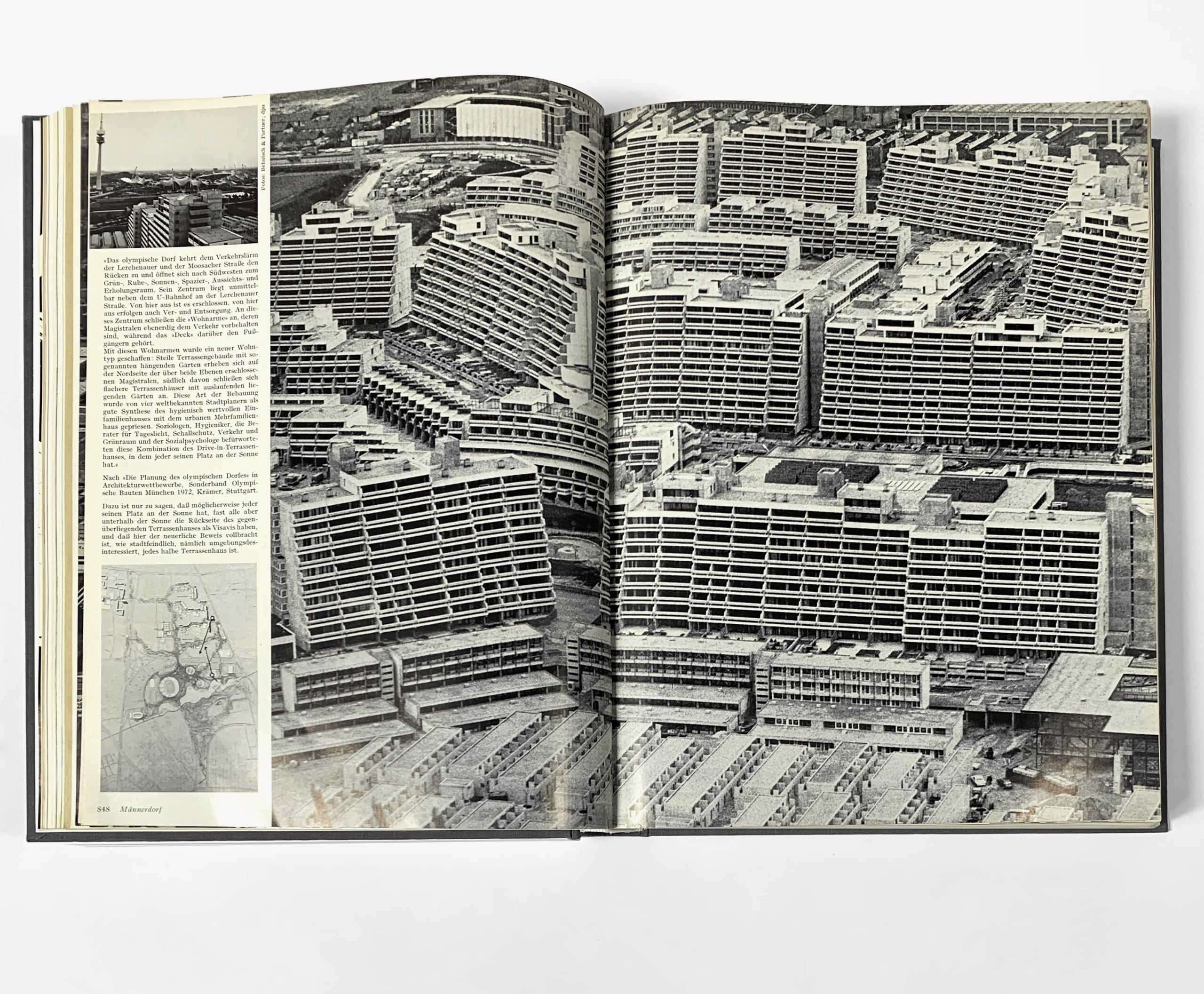 Zwei Seiten eines Magazins mit einer schwarz-weißen Fotografie von Bauten auf dem Olympiagelände für die Olympischen Spiele 1972 in München. Aus Baumeister 8/1972, Seiten 848 und 849