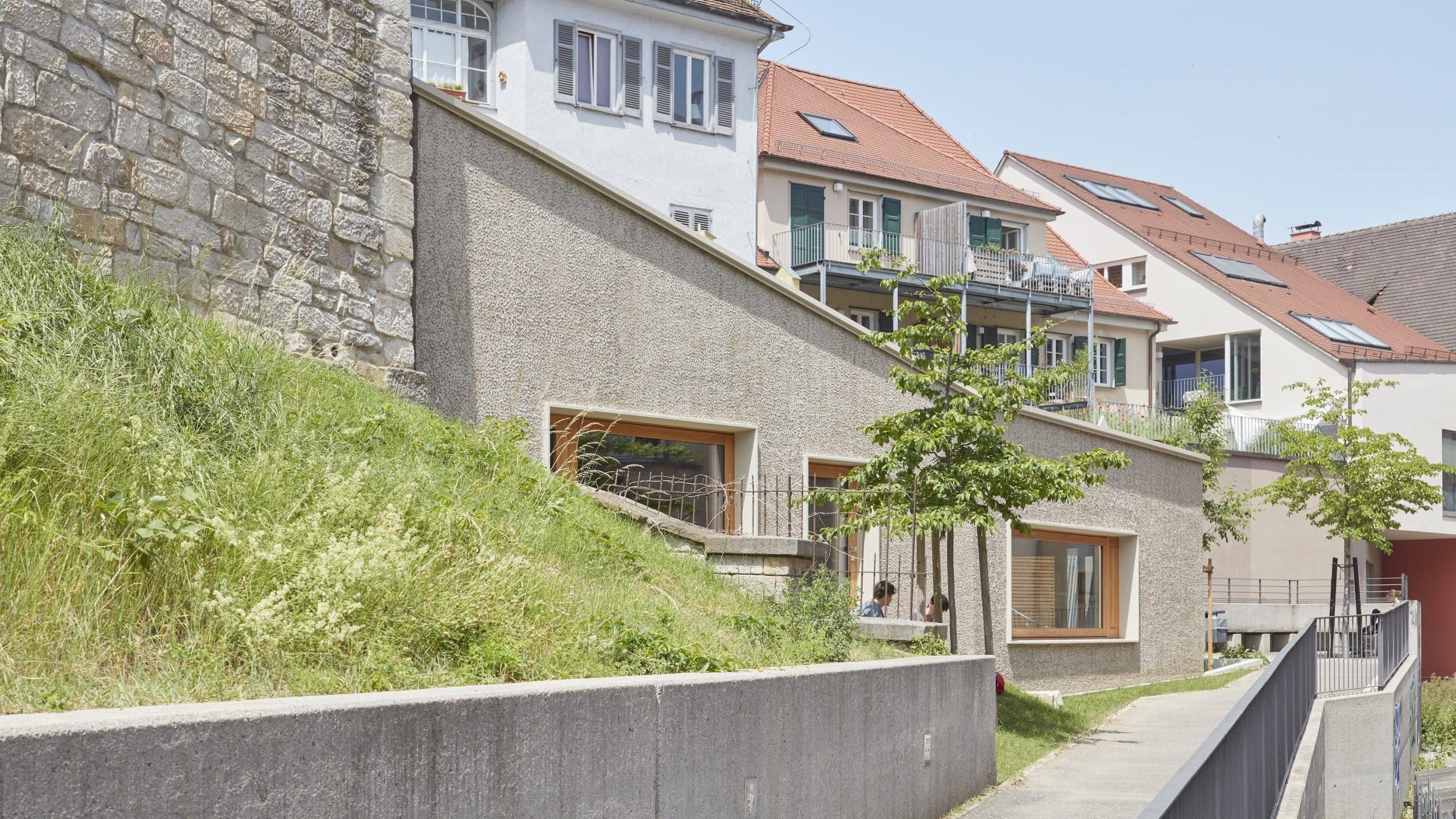 Außenansicht des Wohn-und Geschäftshauses von Dannien Roller Architekten + Partner in Tübingen. Foto: Dietmar Strauß.