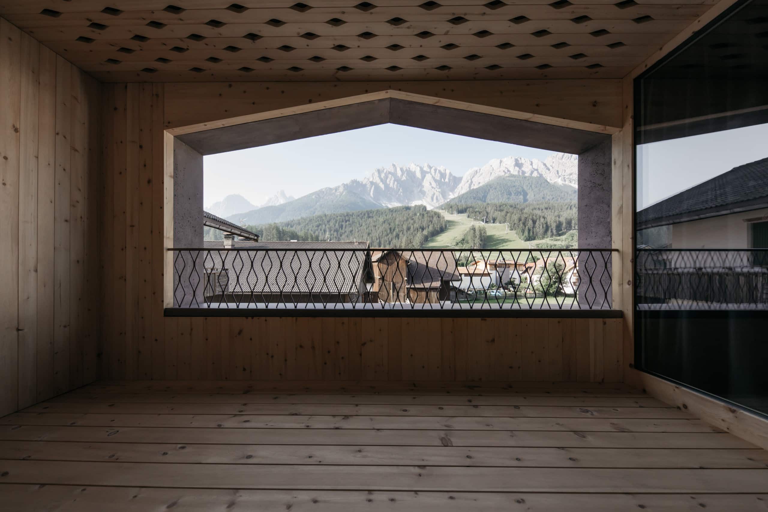 Blick auf ein Fenster mit Aussicht auf ein Bergpanorama. Pedevilla Architects, Atto Suites Innichen, Foto: Montamont