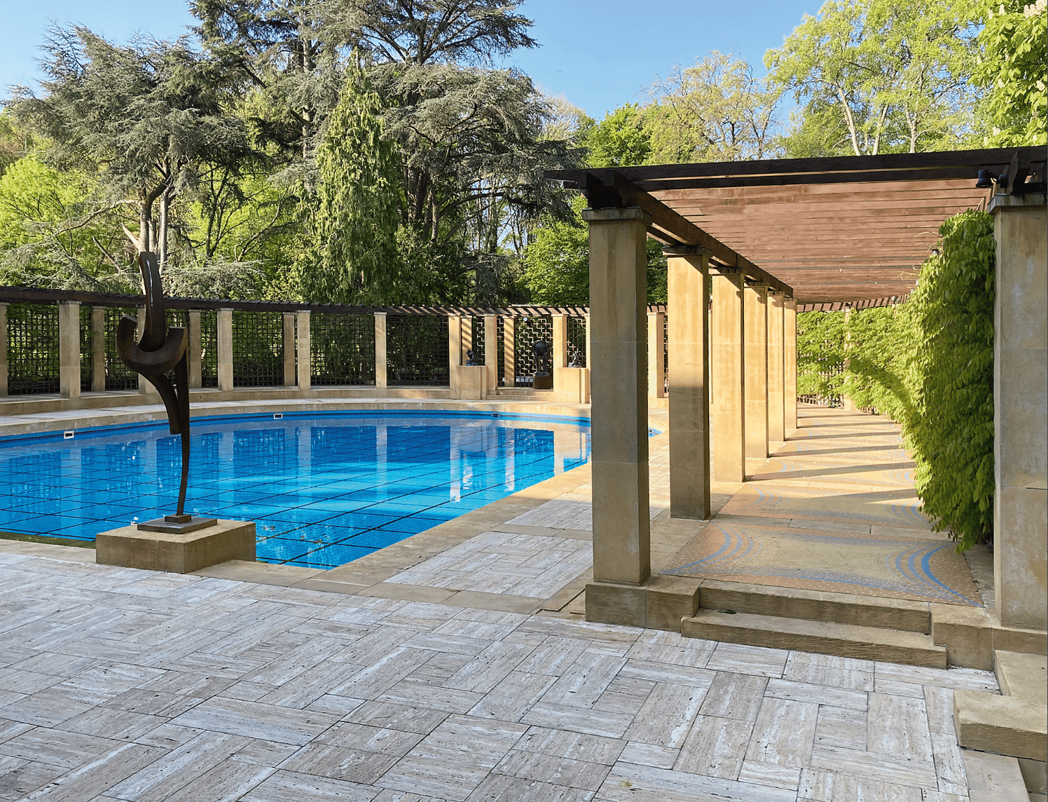 Schwimmbecken mit Pergola bzw. Blick auf die Villa Empain. Fotos: Restauro