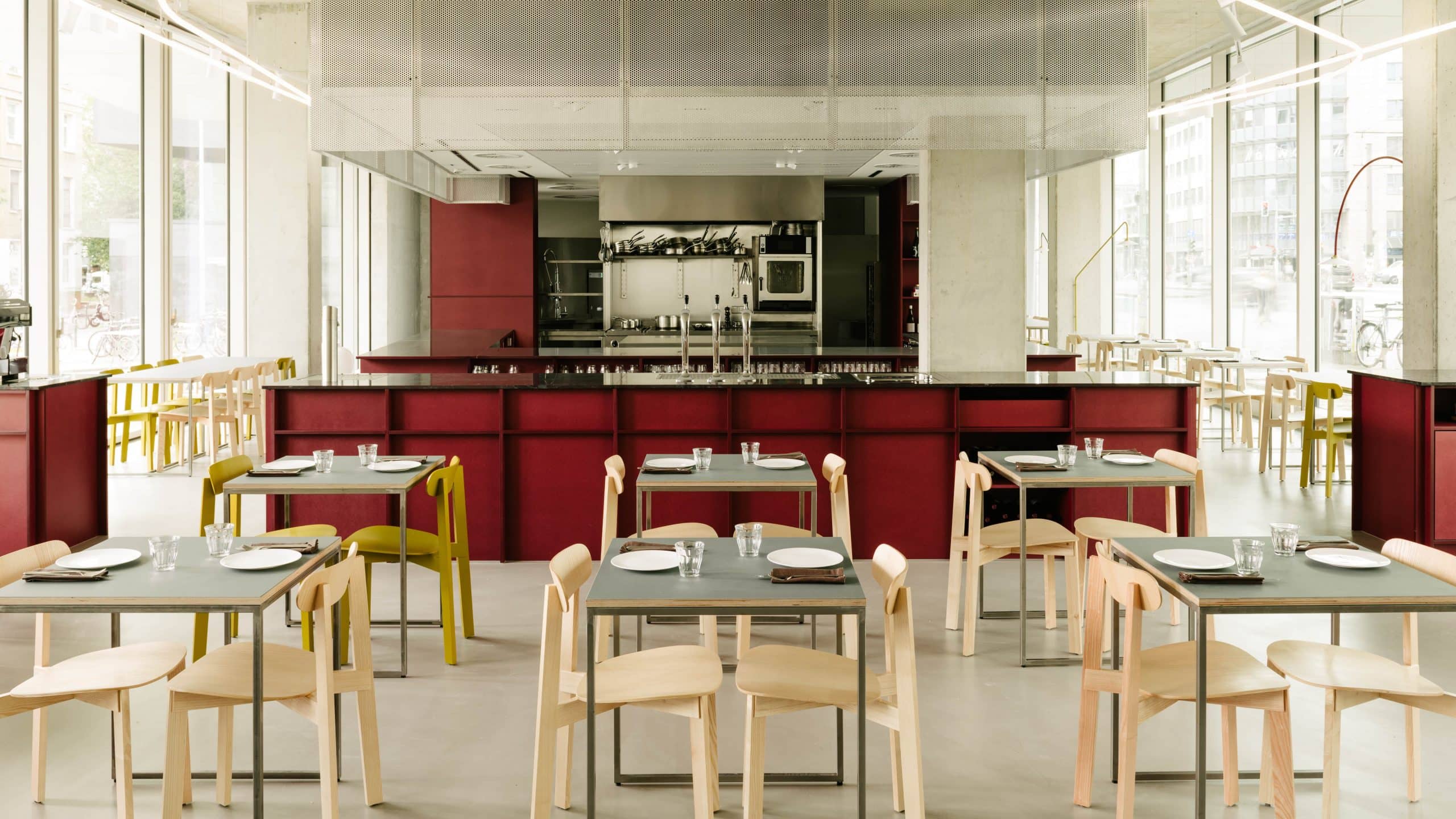 Die offene Küche und die davorliegende Bar bilden den Mittelpunkt des Restaurants Remi. Foto: Robert Rieger