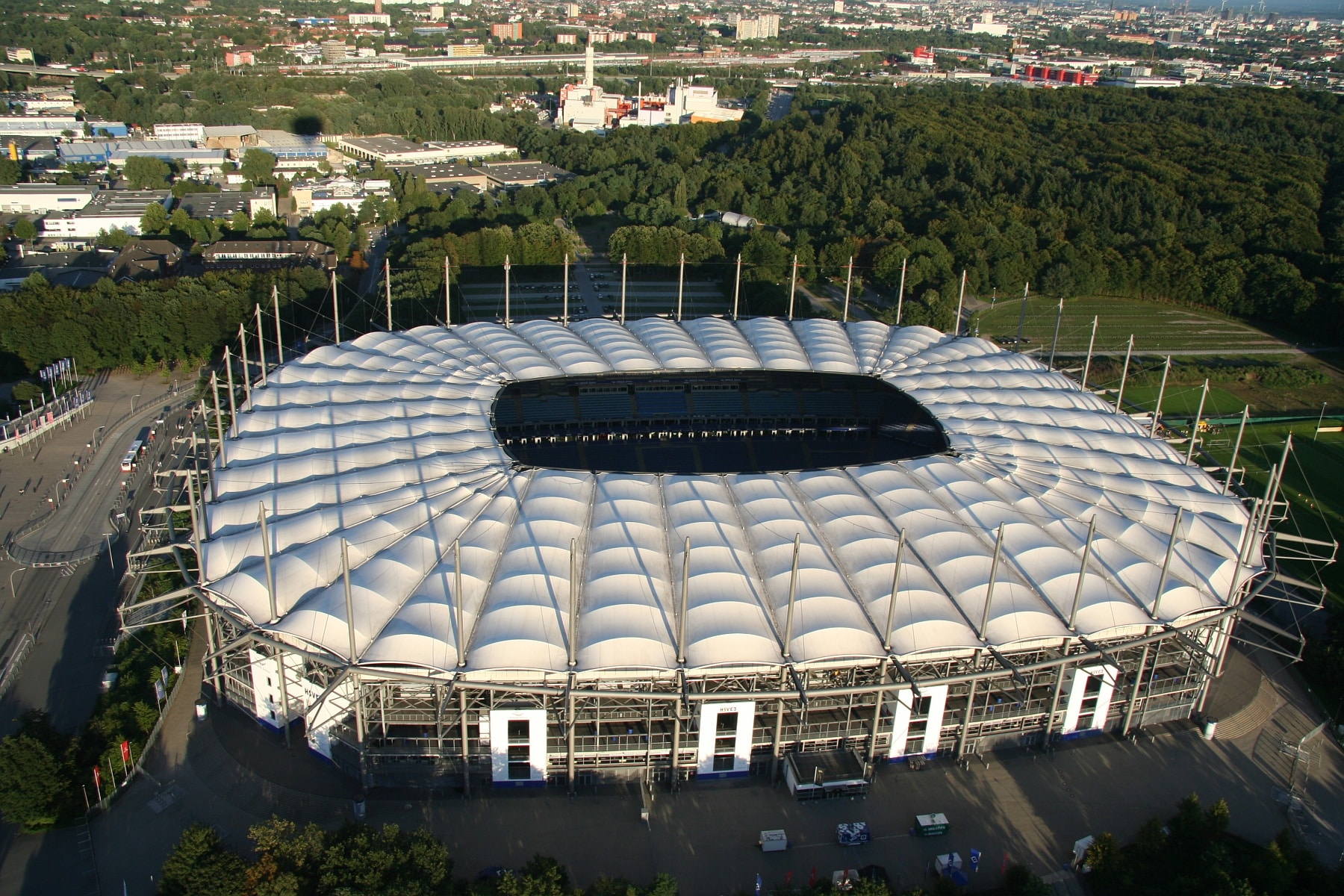 Foto 2: Das Dach des Volksparkstadions besteht aus 40 transparenten Feldern. Foto: Reinhard Kraasch, CC-BY-SA 4.0 via Wikimedia Commons