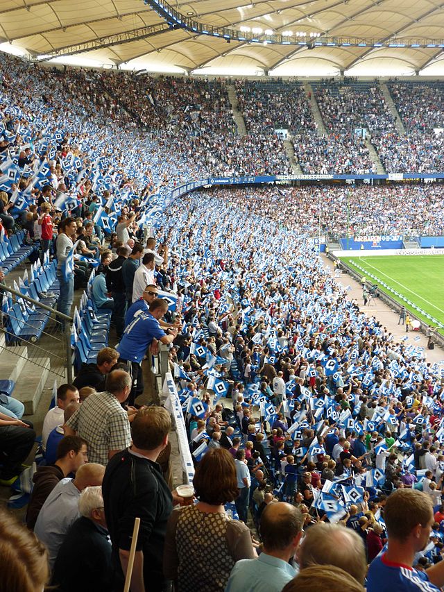Im Volksparkstadion finden insgesamt rund 57.000 Zuschauer Platz. Foto: TheBlues via Wikimedia Commons