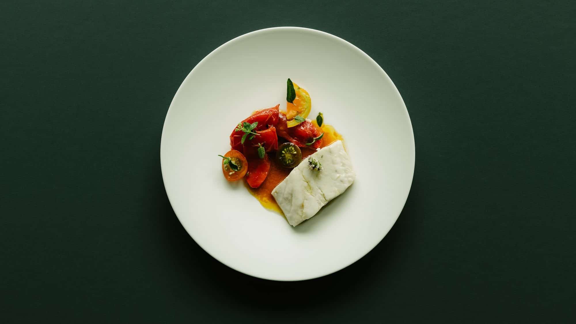 Die Küche von Lode van Zuylen und Stijn Remi konzentriert sich wie die Architektur ihres Restaurants auf das Wesentliche: hier ein Kabeljau mit Tomate und gegrillter Paprika. Foto: Robert Rieger