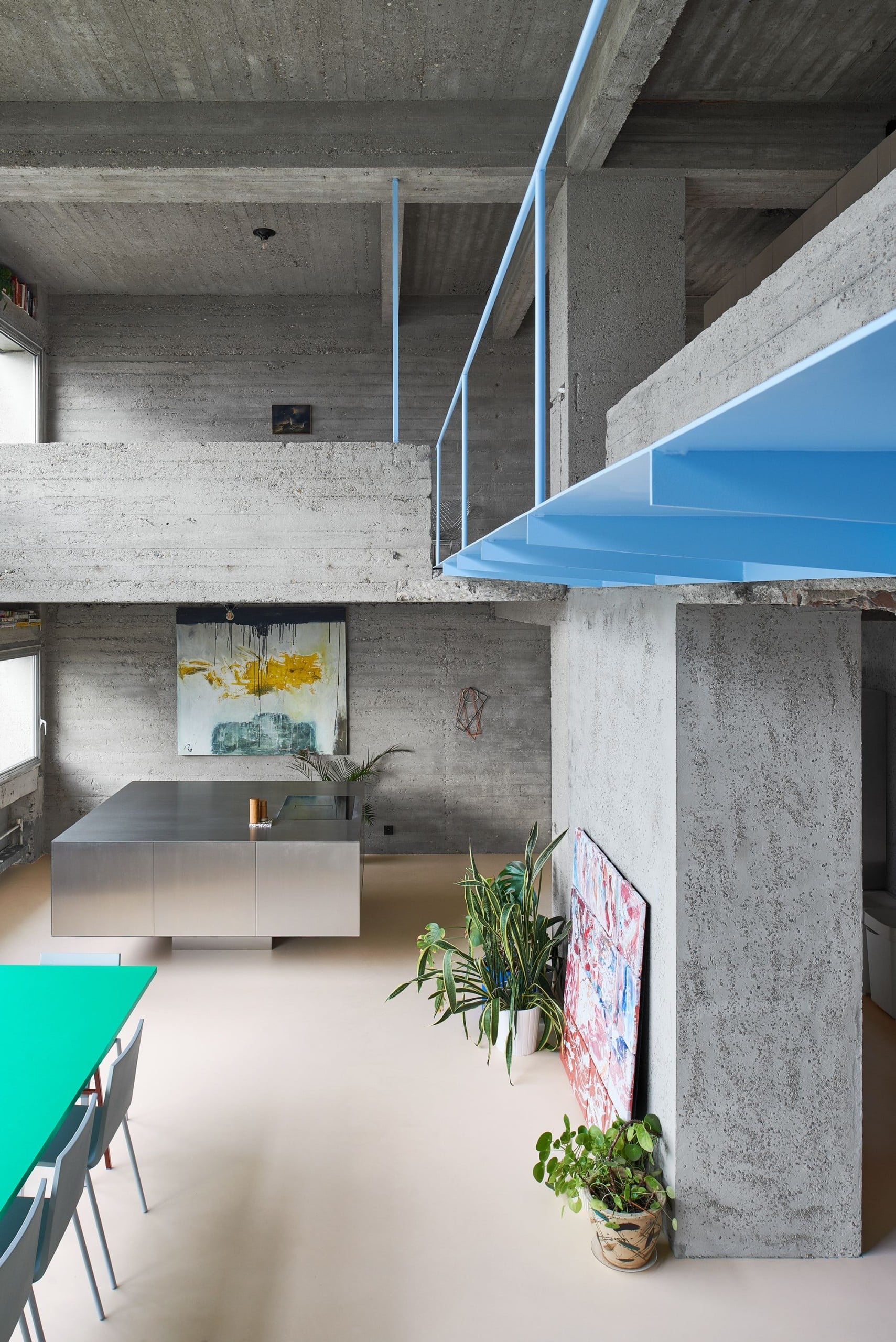 Im Betonturm "Riverside Tower" in Antwerpen hat sich Bram Van Cauter vom Studio Okami eine Maisonette-Wohnung ausgebaut. Foto: Matthijs van der Burgt