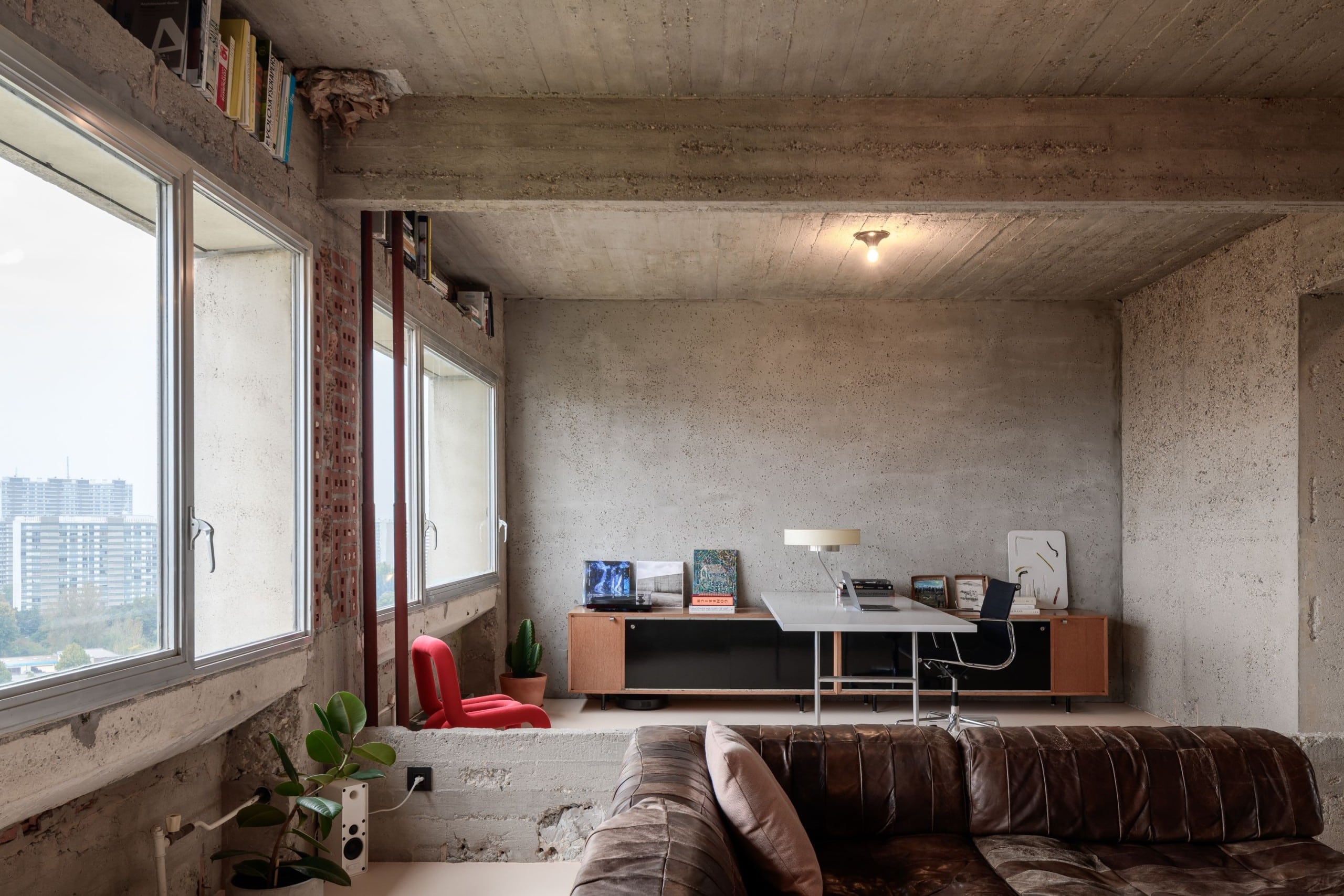 Im Betonturm "Riverside Tower" in Antwerpen hat sich Bram Van Cauter vom Studio Okami eine Maisonette-Wohnung ausgebaut. Foto: Olmo Peeters
