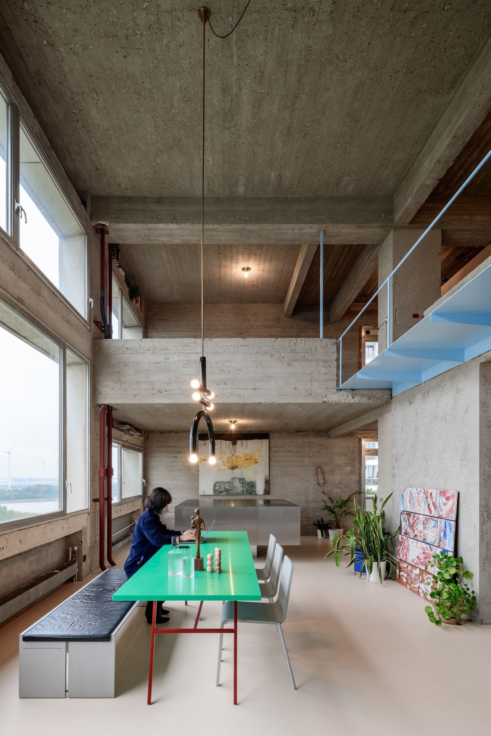 Im Betonturm "Riverside Tower" in Antwerpen hat sich Bram Van Cauter vom Studio Okami eine Maisonette-Wohnung ausgebaut. Foto: Olmo Peeters
