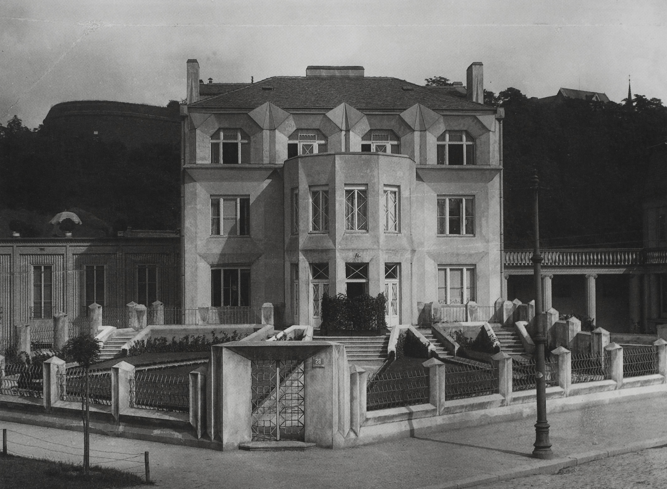Die Villa Kovařovic wurde im Kubismus von dem Architekten Josef Chocol geplant und umgesetzt. Foto: Wikimedia