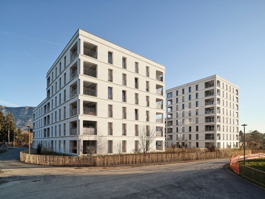 Archiplein und Gilles Perraudin zeigen mit zwei Wohnhäusern in Genf, dass auch ein Projekt dieser Größe nur mit Stein und Holz umgesetzt werden kann. Foto: © Leo Fabrizio