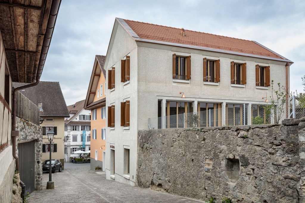 Inmitten der bedeutenden Altstadt von Sempach bei Luzern hat der Architekt Roman Hutter ein neues Wohnhaus errichtet. © Markus Kaech