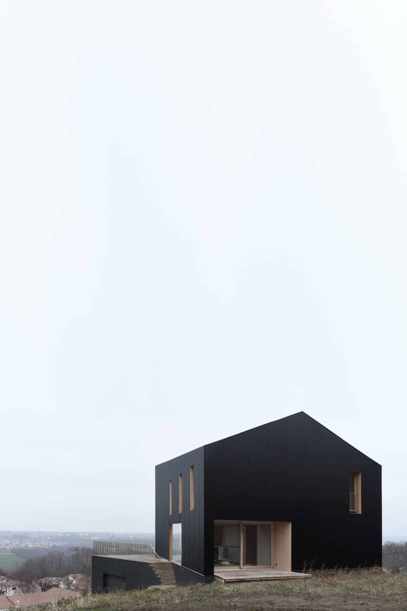 Récita Architecture entwarf mit raffinierter Einfachheit das Einfamilienhaus „Maison individuelle“ über dem französischen Dorf Dallet. Foto: © récita