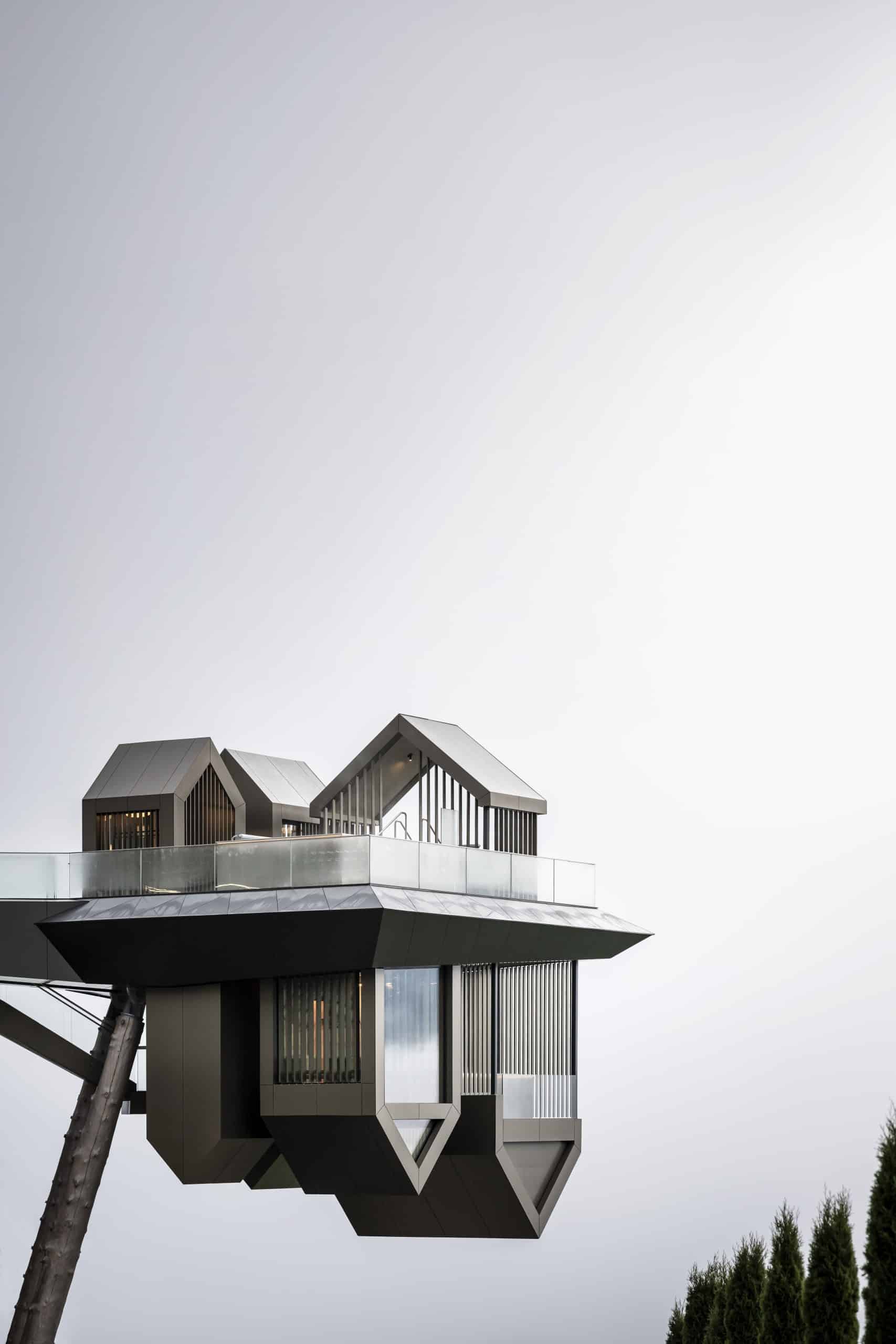 Blick auf eine Plattform, auf und unter der kleine Hütten stehen und hängen. Noa* Network of Architecture, Hub of Huts, Olang, Foto: ©AlexFilz