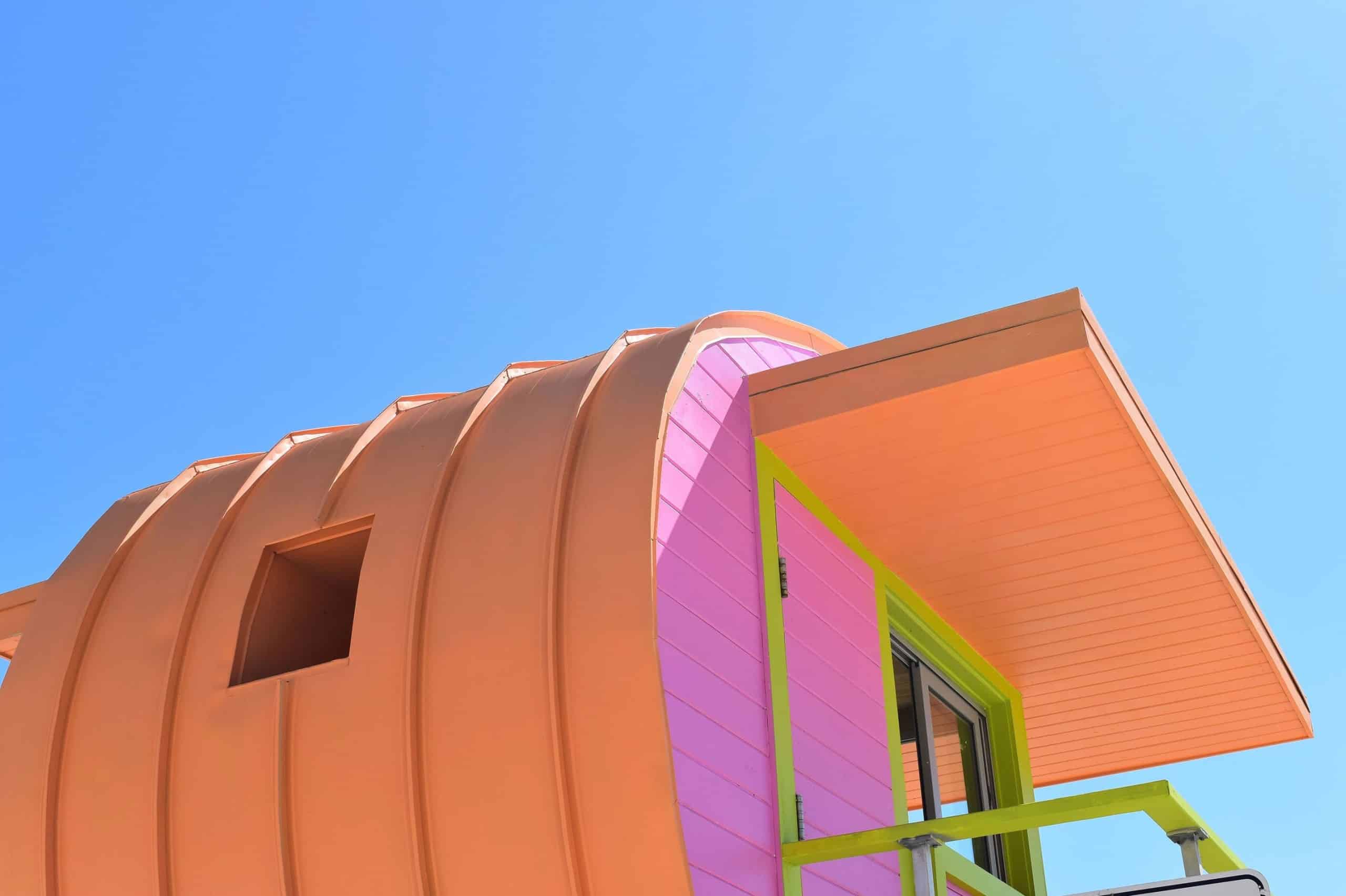 Detail der Rückwand und des Dachs eines Strandwächterhäuschens in Orange, Pink und Gelb. Miami Beach, Lifeguard Tower, William Lane, Foto: Archiv Architekten