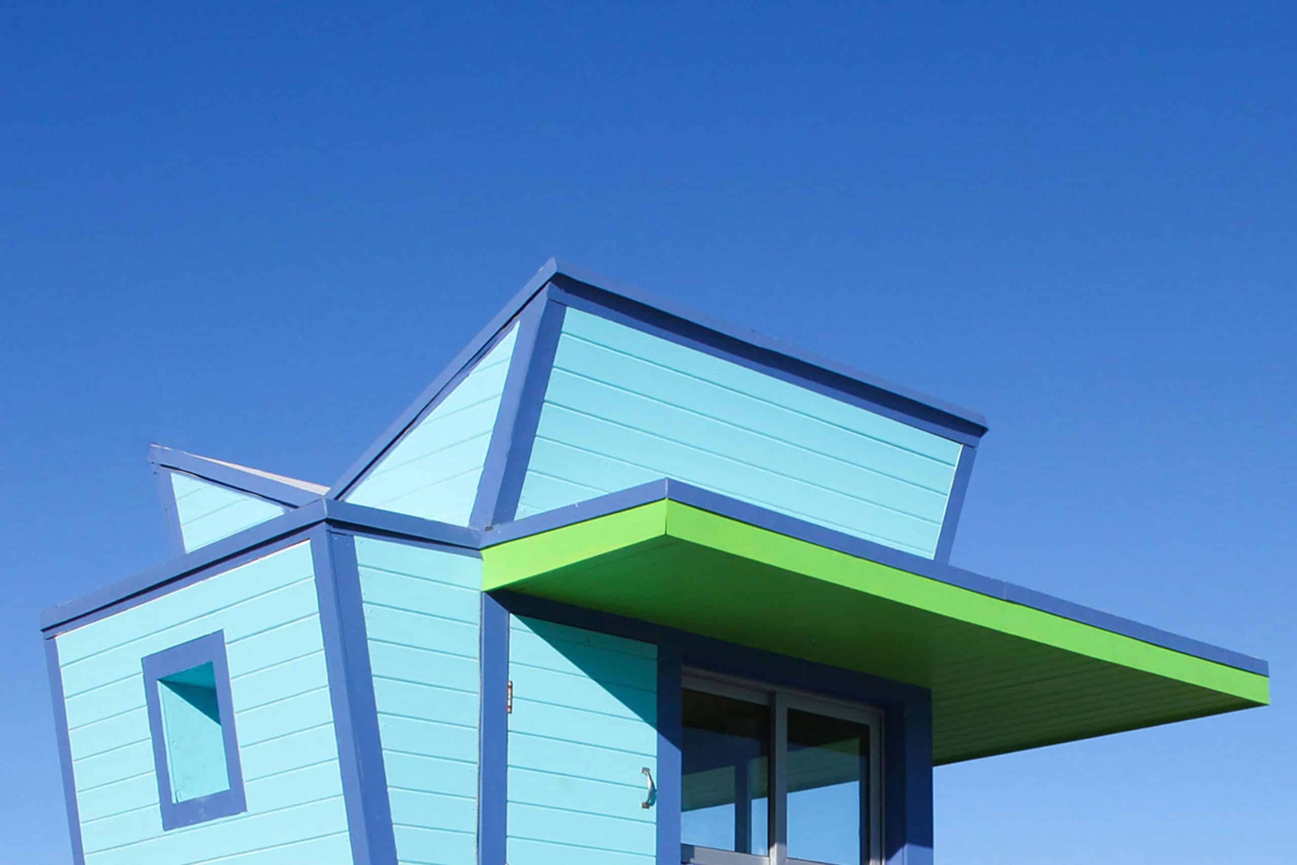 Detail eines hölzernen Strandwächterhäuschens in Blautönen und Grün. Miami Beach, Lifeguard Tower, William Lane, Foto: Archiv Architekten