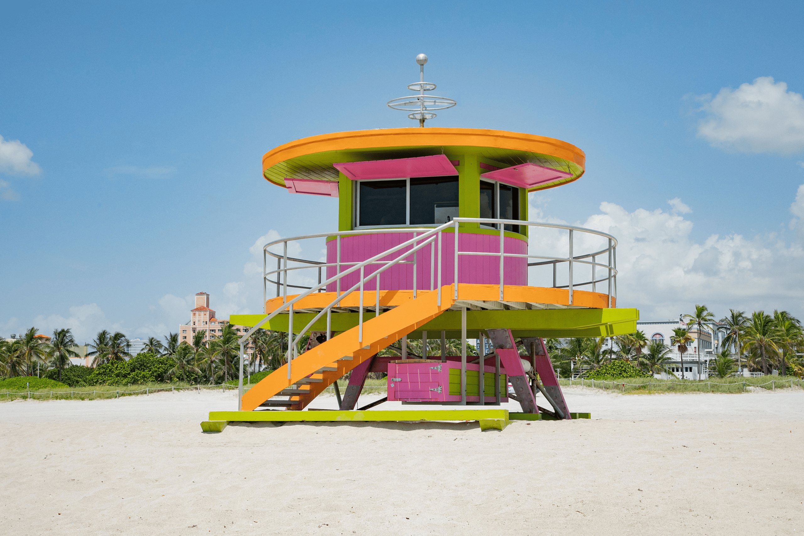 Ein hölzernes, rundes Wachhäuschen am Strand in Pink, Orange und Gelb. Miami Beach, Lifeguard Tower, William Lane, Foto: Archiv Architekten