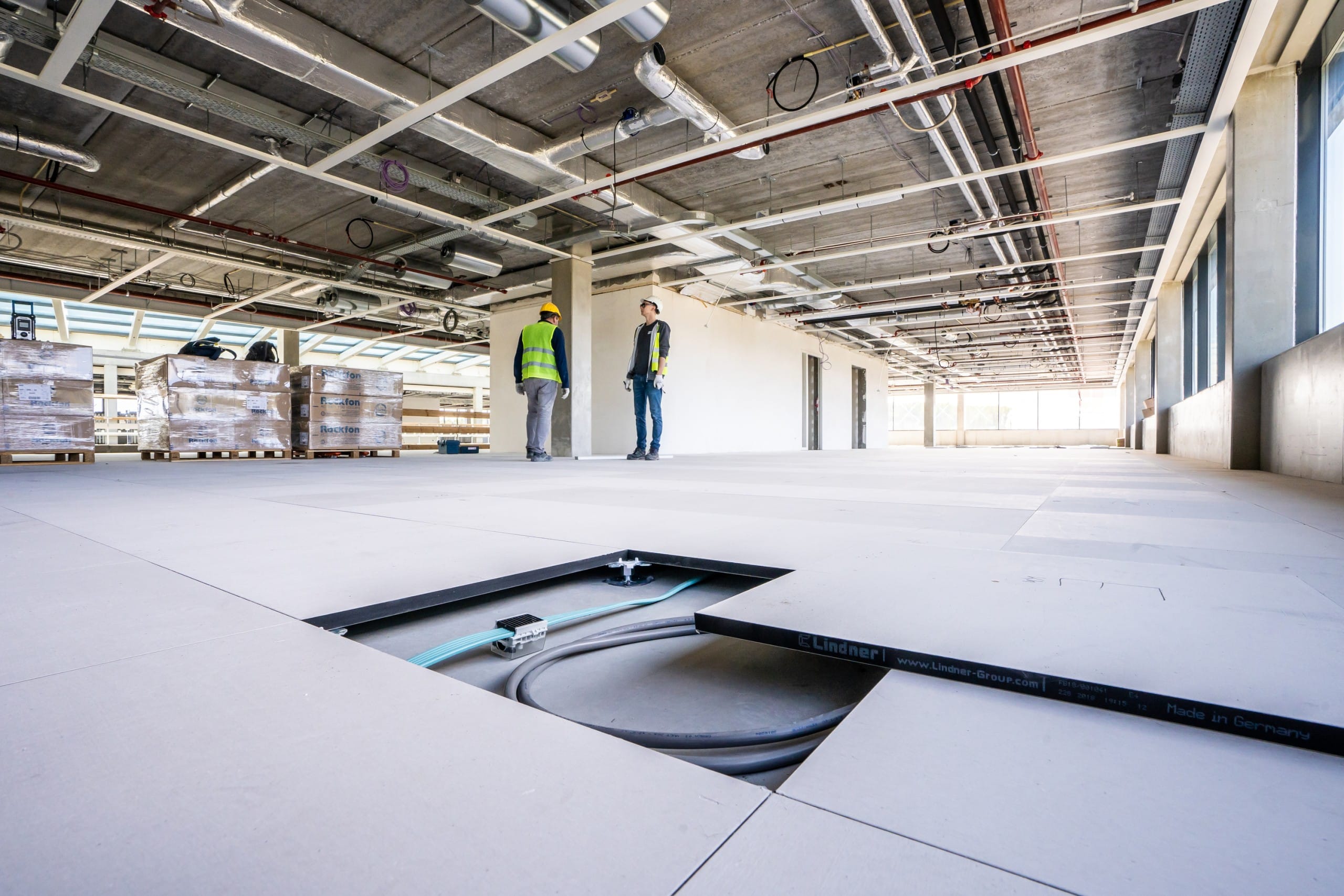 Die Modularität der Lindner Doppelbodenplatten ermöglichen jederzeit Zugang zum Hohlraum für Installationen und eine einfache Demontage.