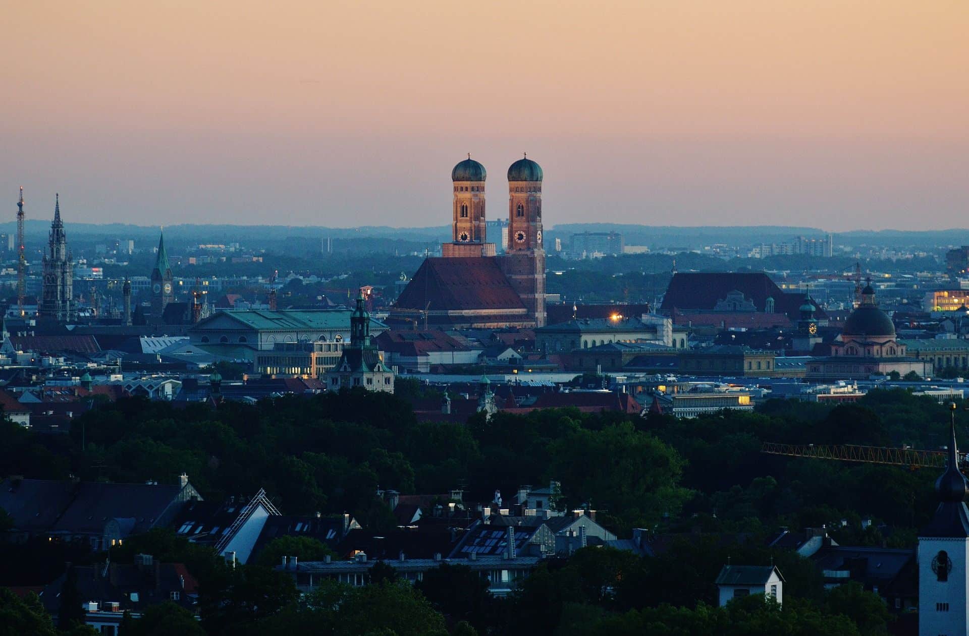 Seit einigen Monaten kann das Wahrzeichen der Stadt München, die Frauenkirche, wieder vollständig besucht werden. Foto: Alexa on Pixabay