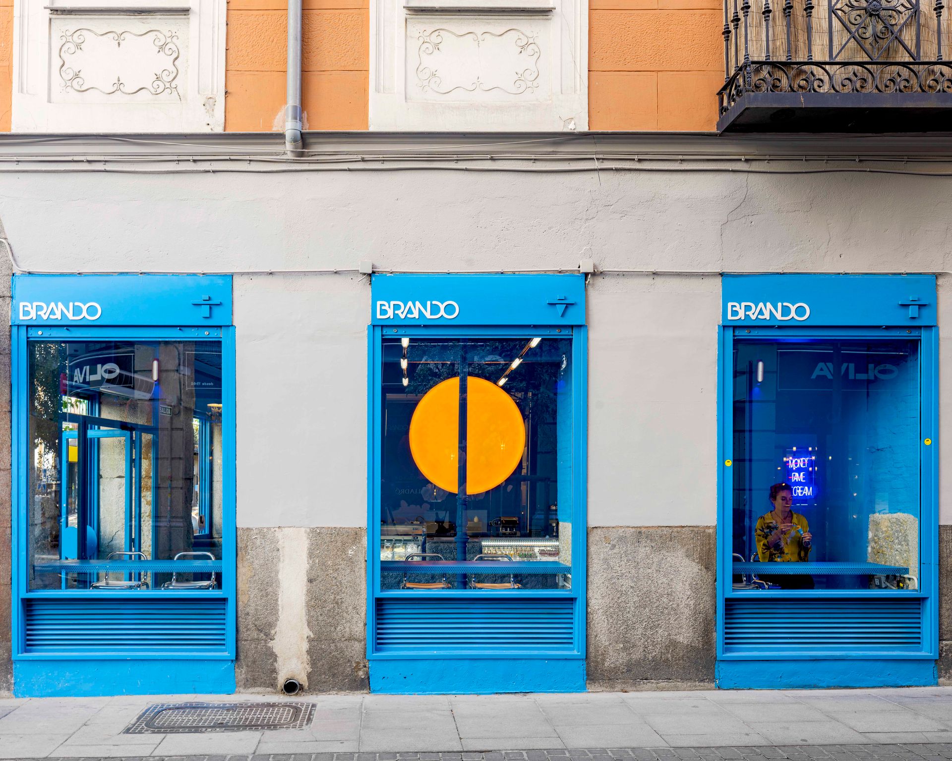 In Madrid hat das Büro Solar mit „Brando“ eine Eisdiele mit Wiedererkennungswert geschaffen. Foto © Miguel de Guzmán and Rocío Romero