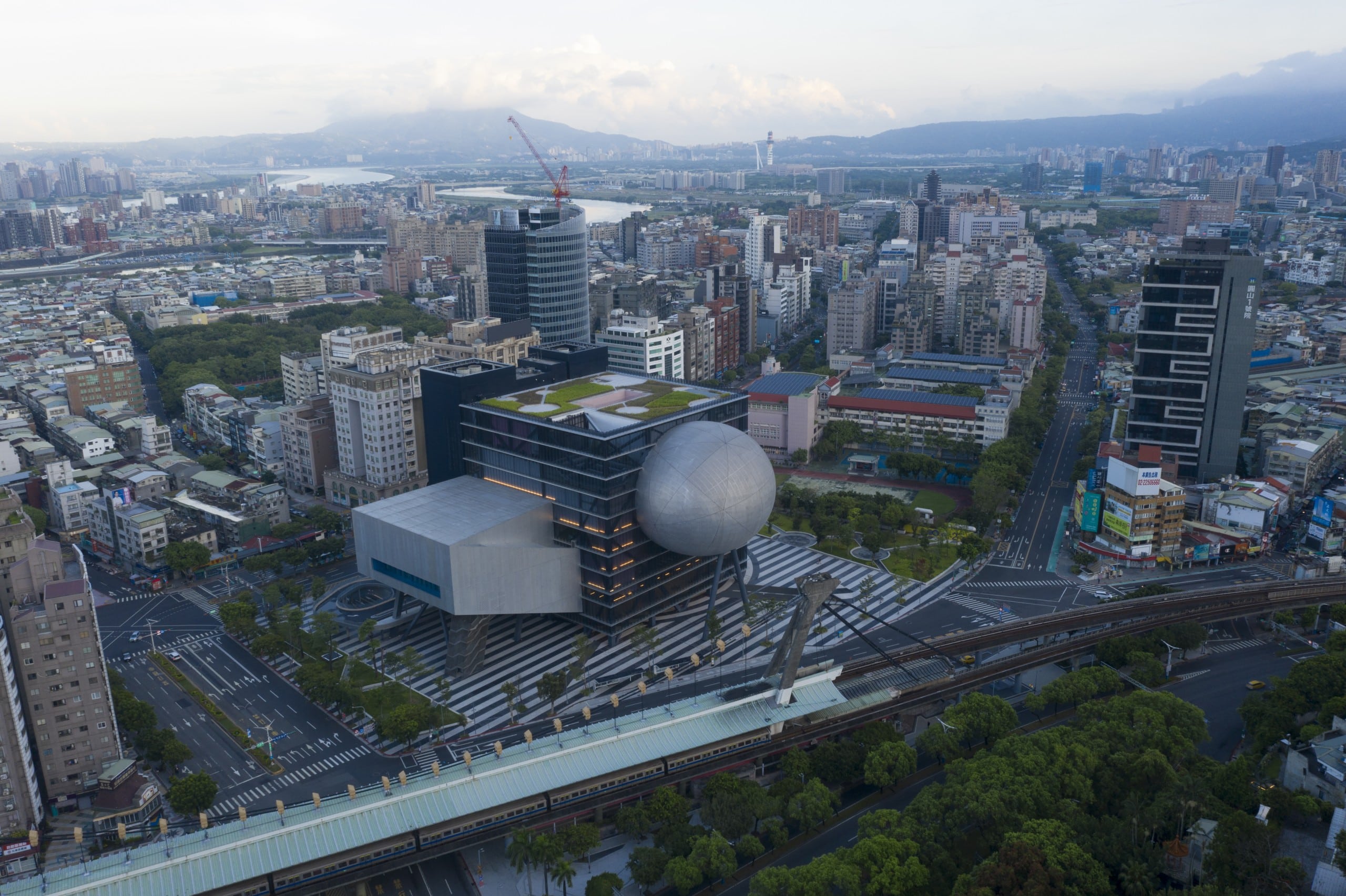 Das Taipei Performing Arts Center sticht aus der städtischen Infrastruktur Taiwans heraus. Foto: © Shephotoerd Co. Photography , courtesy of OMA
