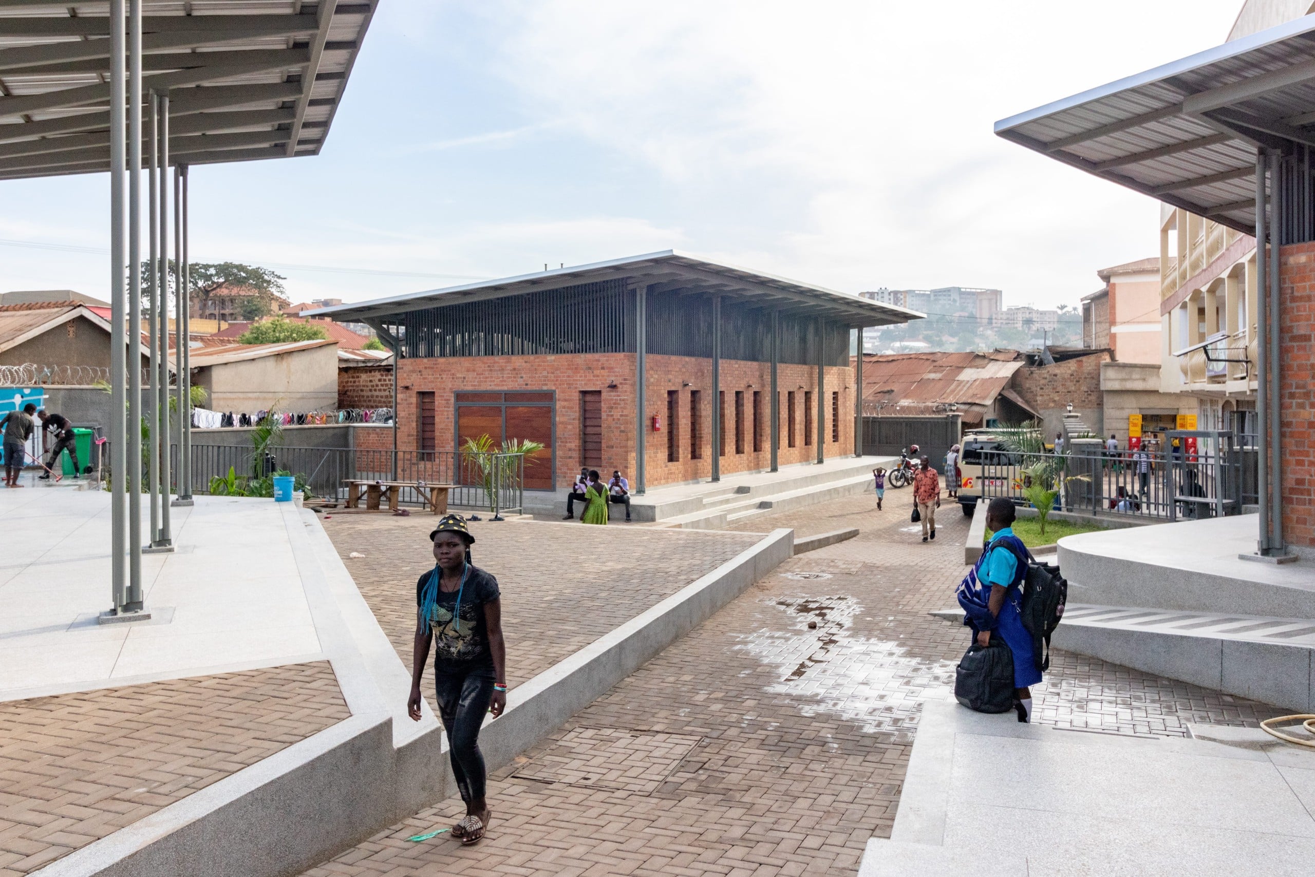 Der Pritzker-Preisträger Diébédo Francis Kéré hat ein Gemeinschaftszentrum in der Hauptstadt Kampala, Uganda errichtet. Alles über das Projekt hier. Foto: Kéré Architecture
