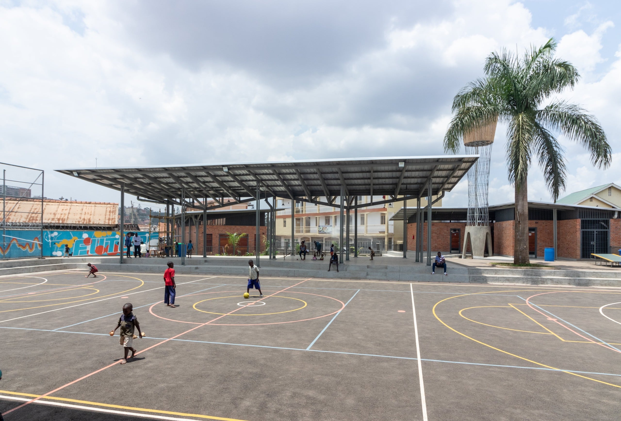 Der Pritzker-Preisträger Diébédo Francis Kéré hat ein Gemeinschaftszentrum in der Hauptstadt Kampala, Uganda errichtet. Alles über das Projekt hier. Foto: Kéré Architecture