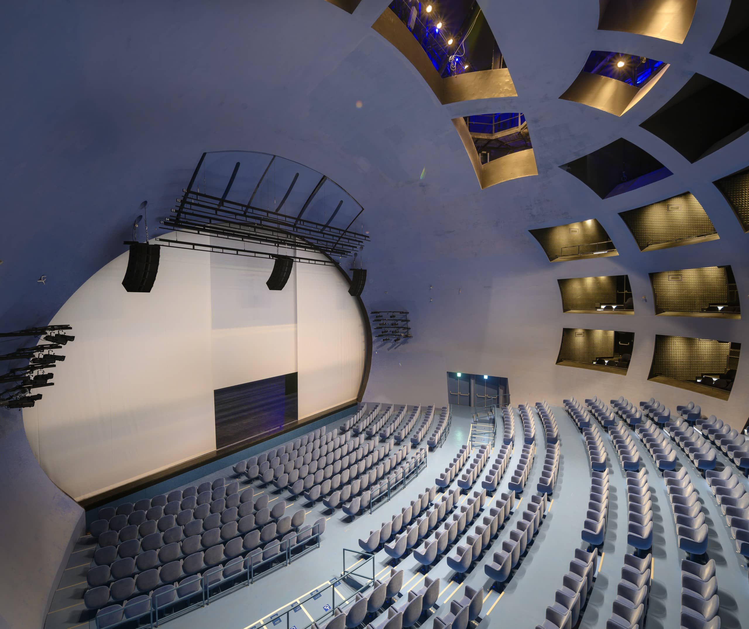 Eine virtuelle Ansicht des „Globe Playhouse“, welches durch einen kugelförmigen Innenraum heraussticht. Foto: © Shephotoerd Co. Photography, courtesy of OMA