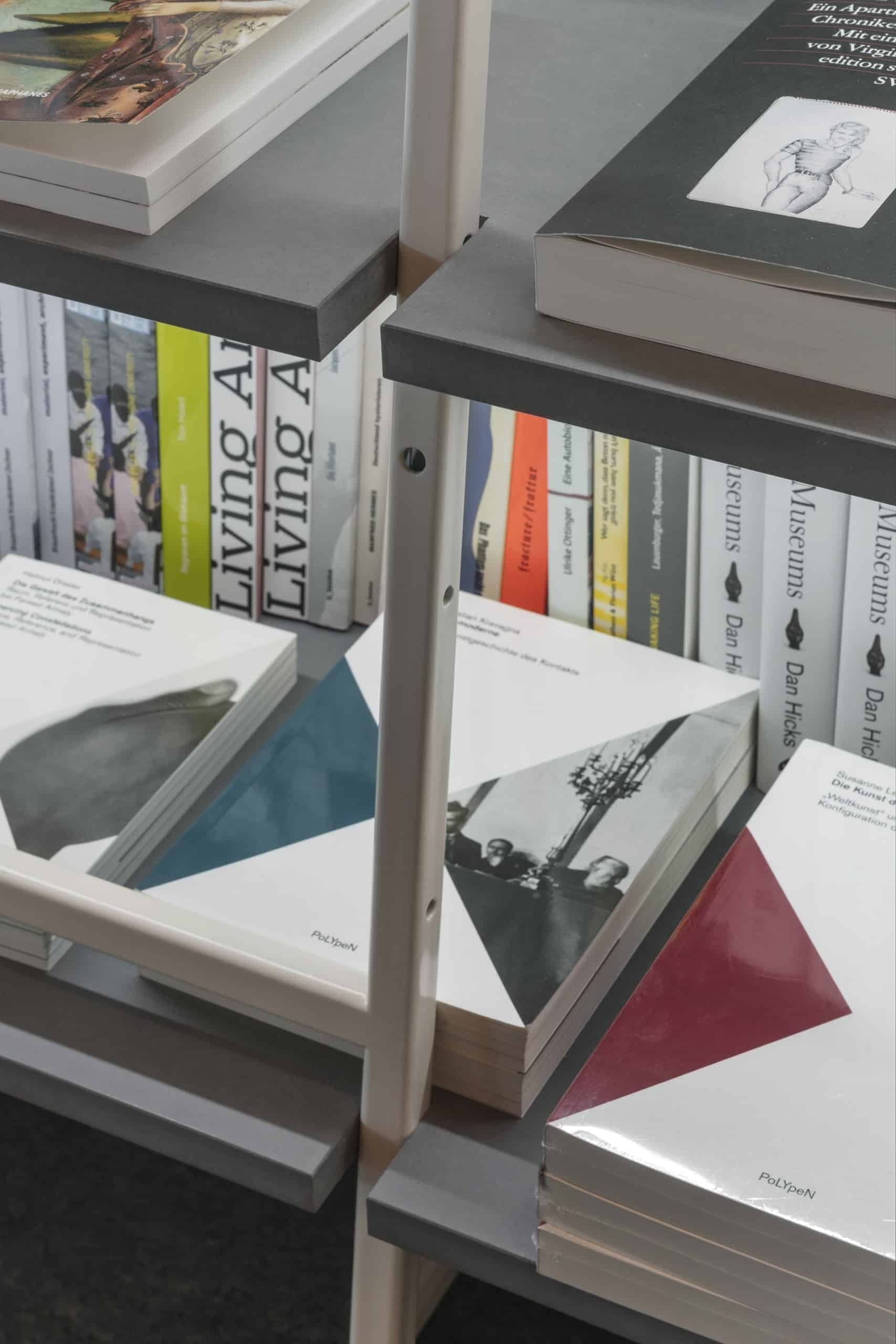 Wie eine Installation aus Elementen vergangener Ausstellungen steht er in der Eingangshalle des „Haus der Kulturen der Welt“ in Berlin – ein Buchladen. Foto: Jan Bitter