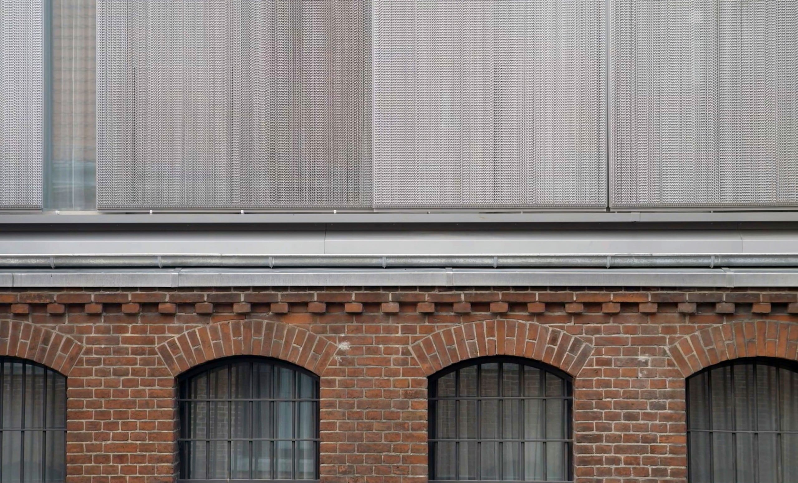 Die neue Penthouse-Fassade im Vergleich zum Bestandsbau, Foto: © Wilmina