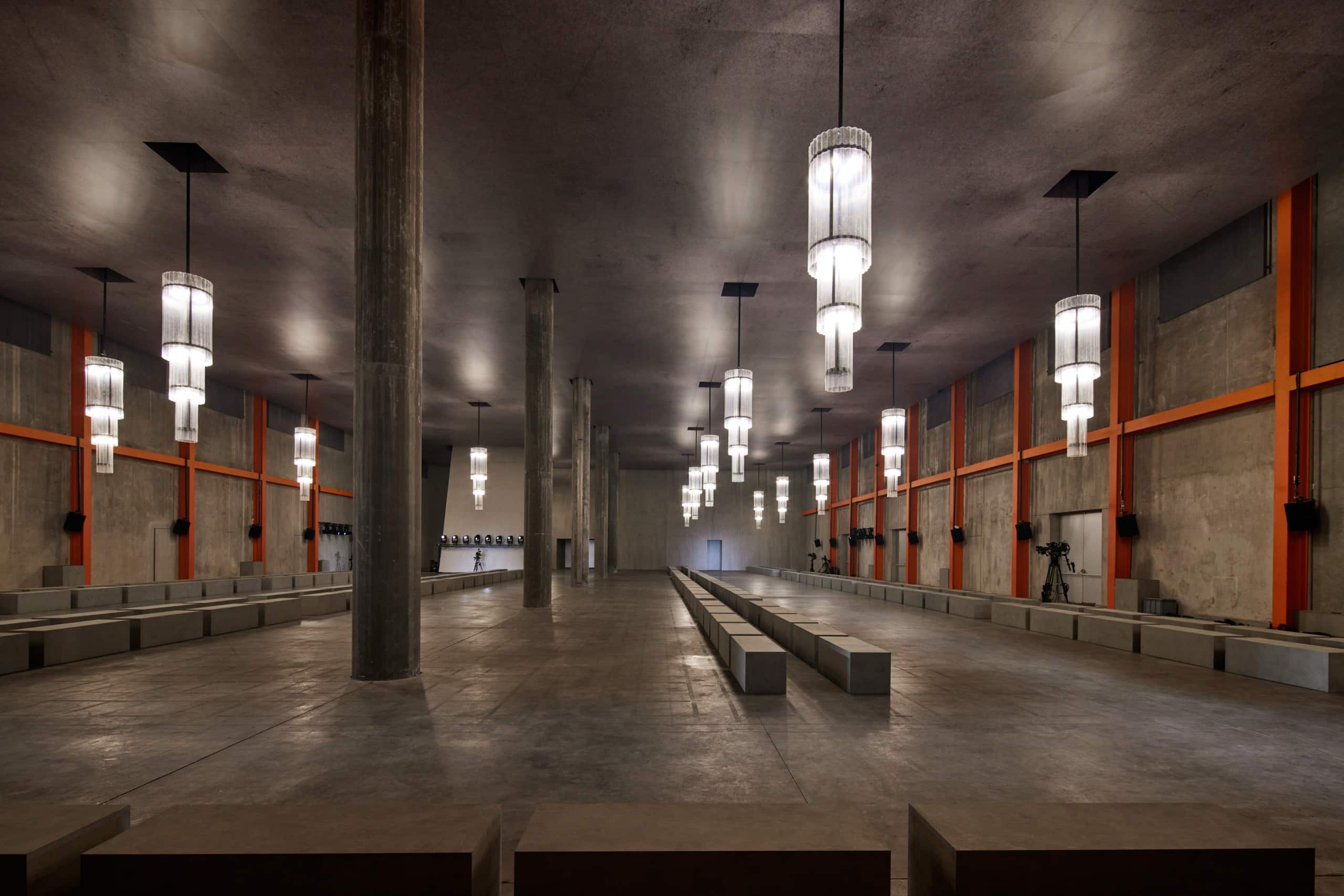 Die bewegliche Decke verändert den Raum von einem dunklen Bunker in eine helle erleuchtete Halle. Foto: Agostino Osio & Alberto Moncada